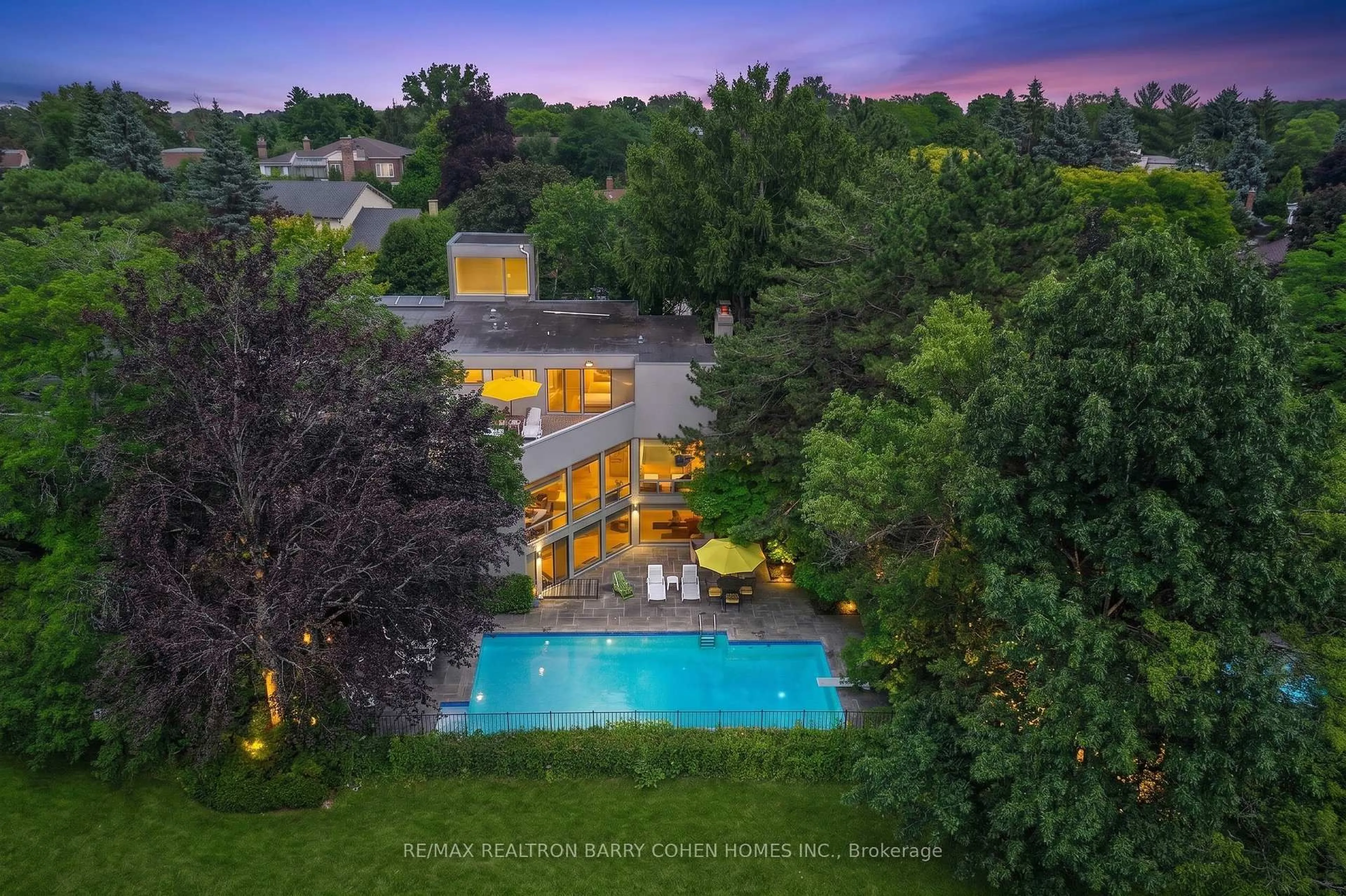 A pic from outside/outdoor area/front of a property/back of a property/a pic from drone, unknown for 10 Penwood Cres, Toronto Ontario M3B 2B9