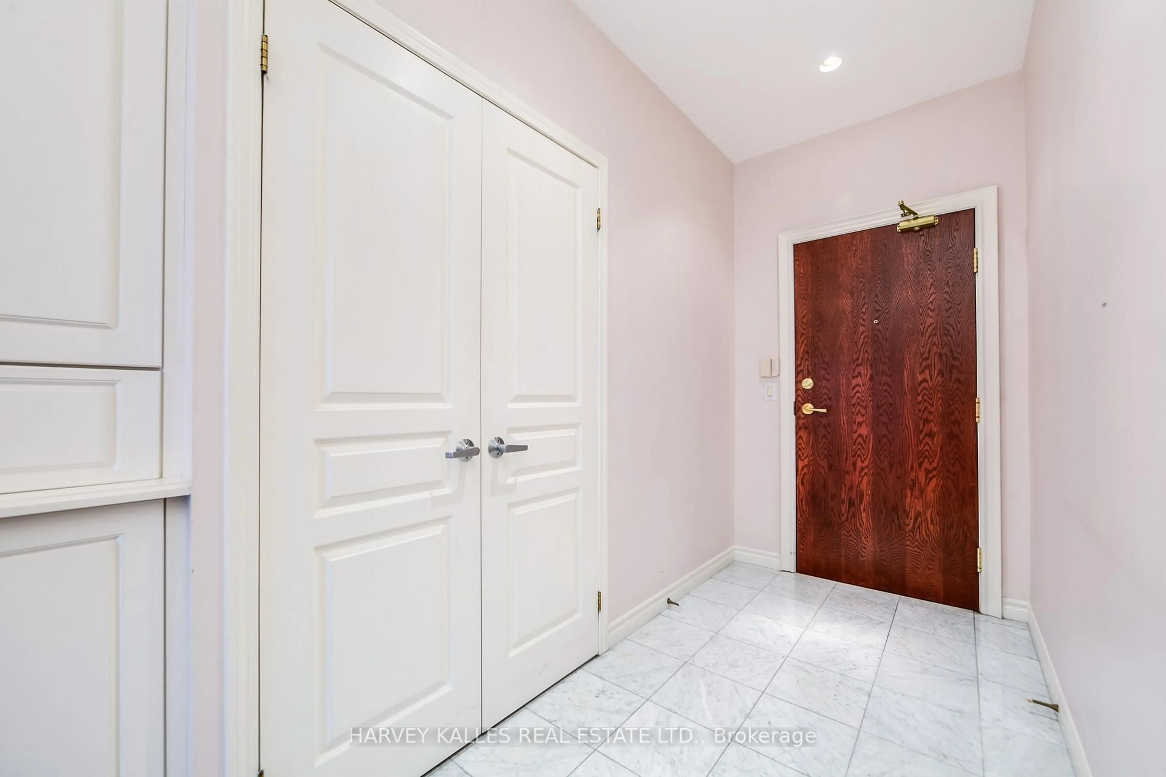 Indoor entryway for 1 Deer Park Cres #903, Toronto Ontario M4V 3C4