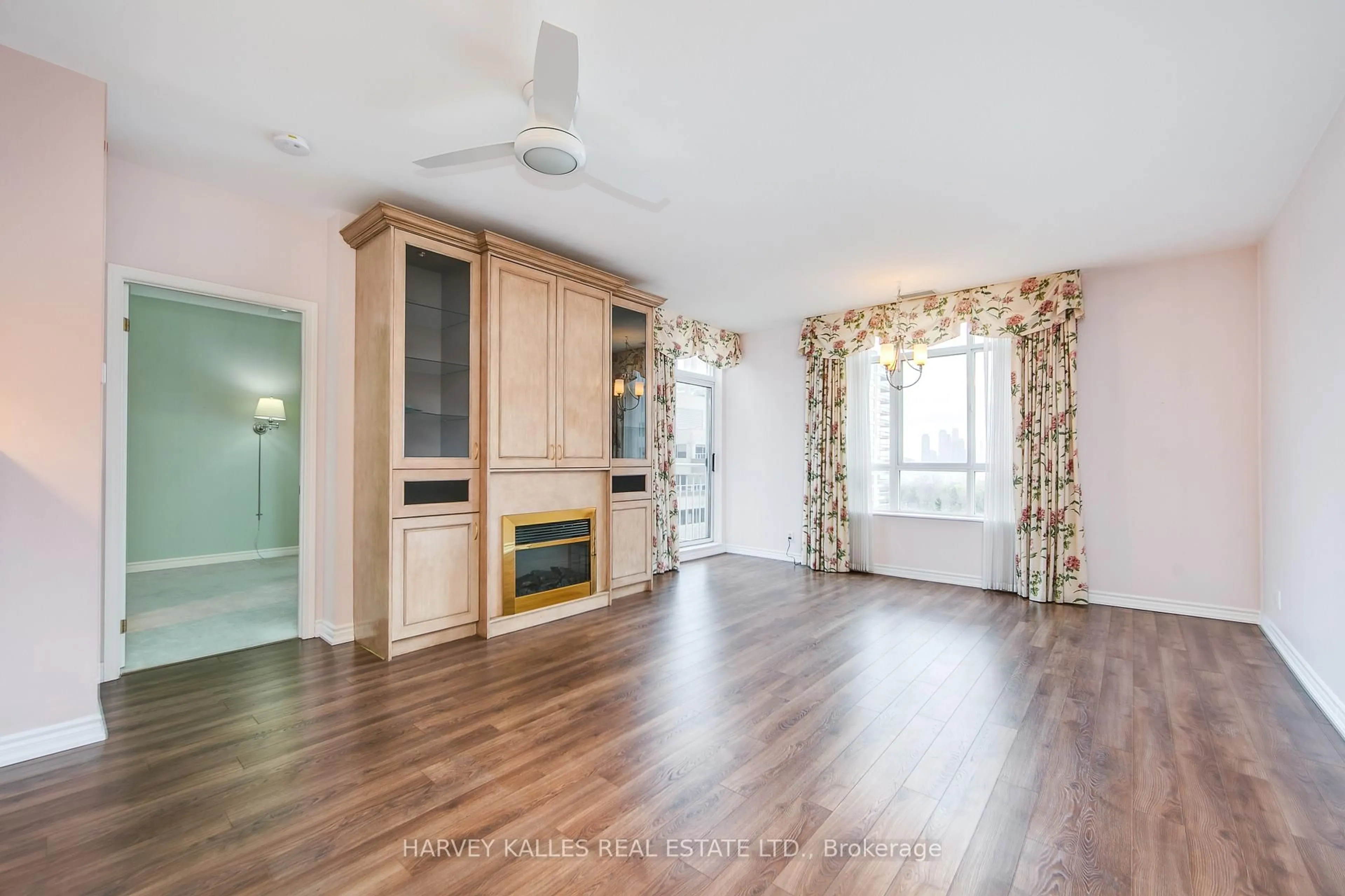 Unknown for 1 Deer Park Cres #903, Toronto Ontario M4V 3C4