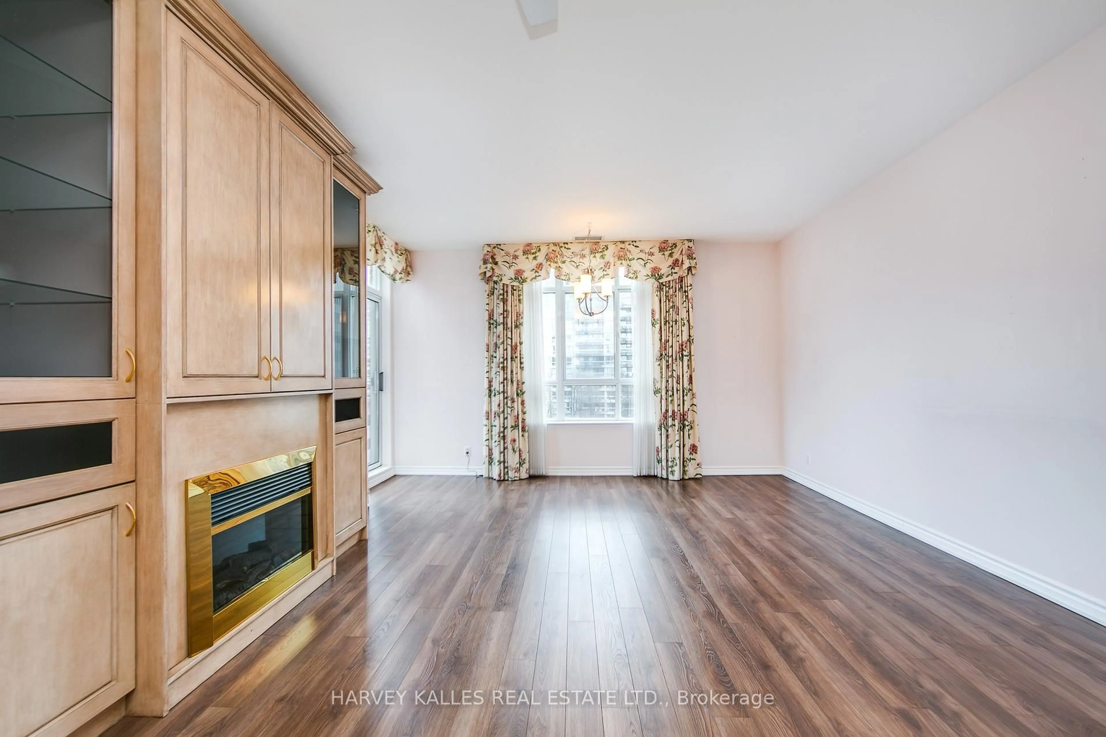 A pic of a room for 1 Deer Park Cres #903, Toronto Ontario M4V 3C4