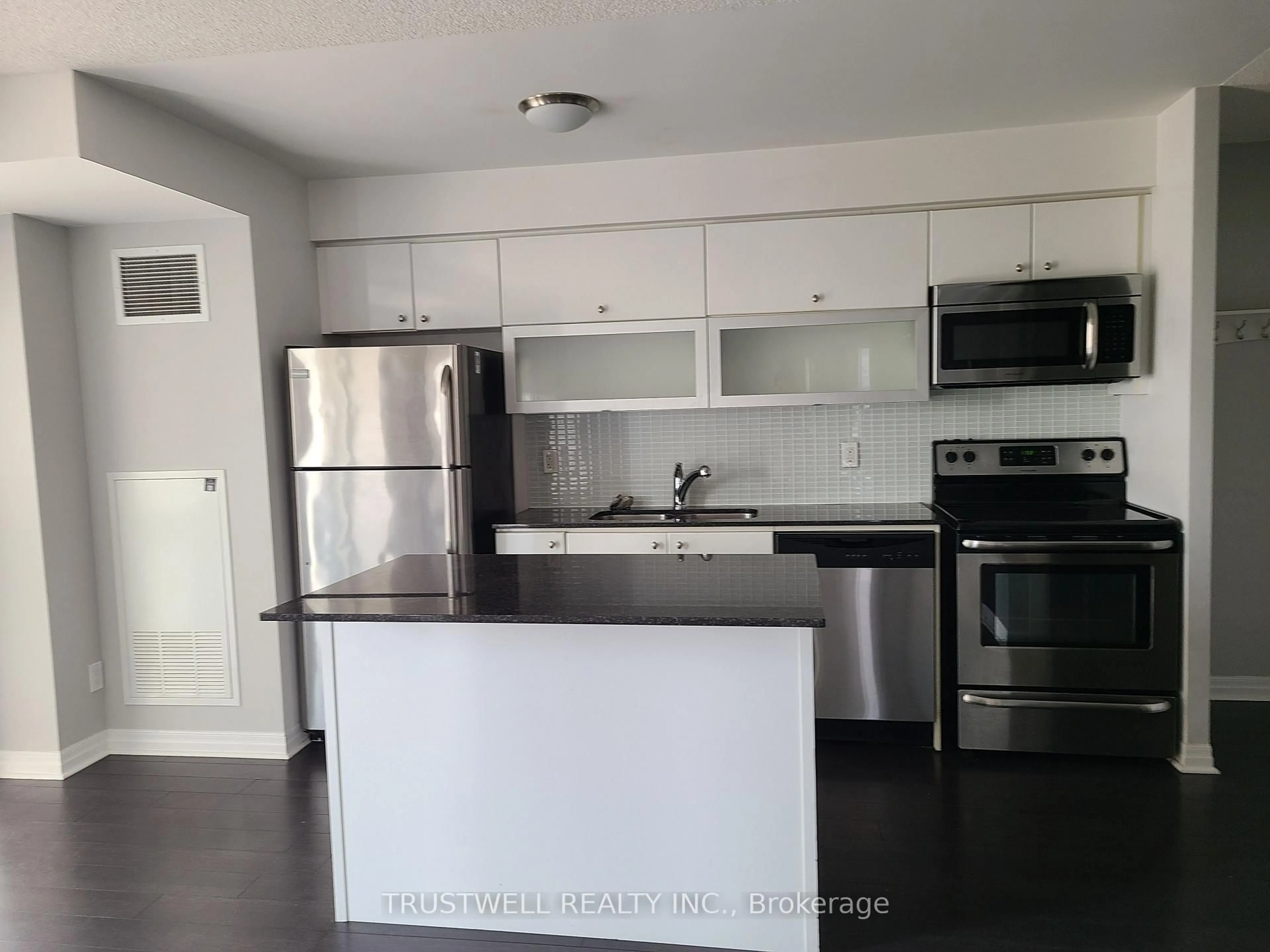 Standard kitchen, wood/laminate floor for 275 Yorkland Rd #1209, Toronto Ontario M2J 0B4