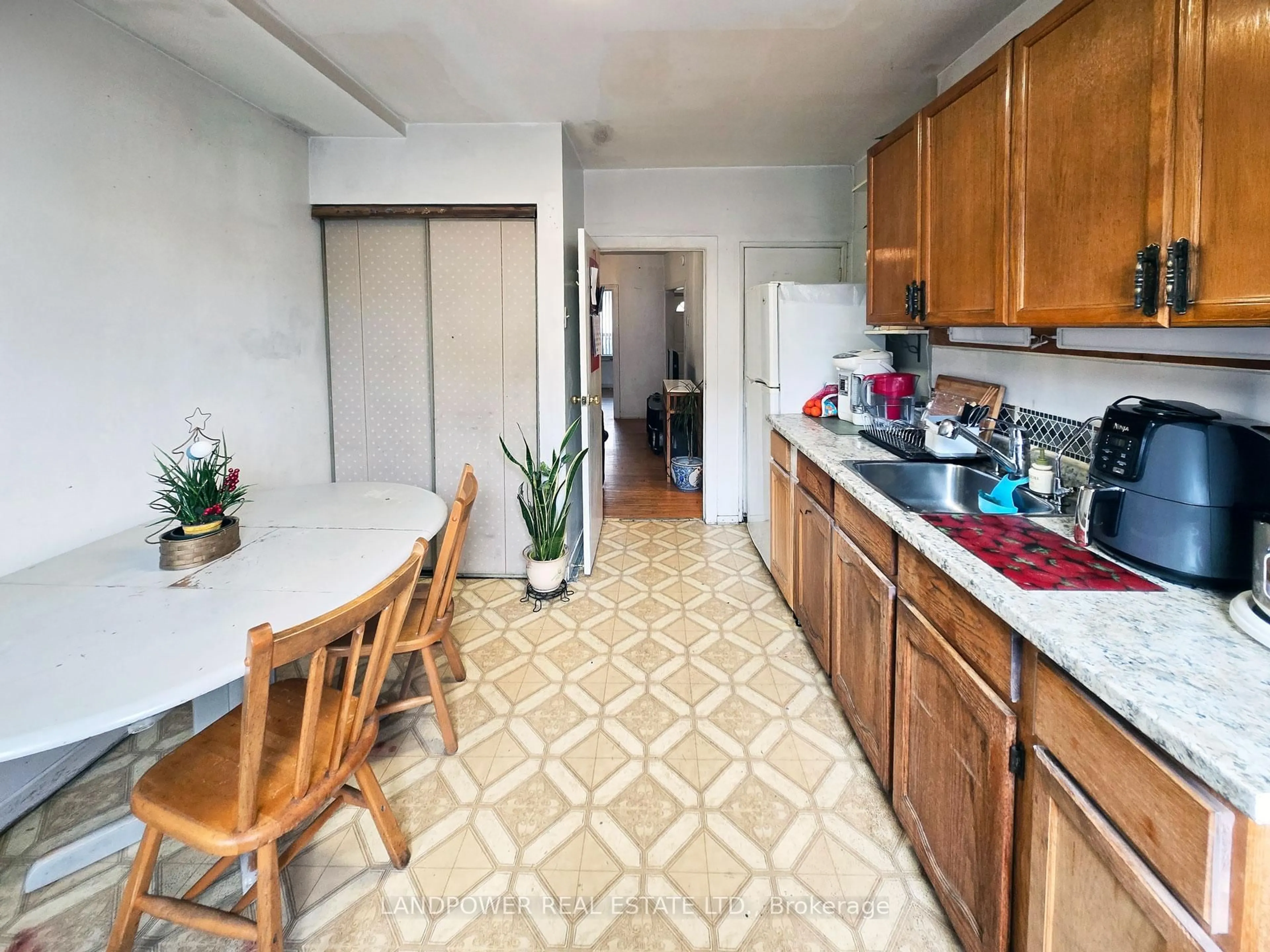 Standard kitchen, unknown for 9 Saint Clarens Ave, Toronto Ontario M6K 2S2
