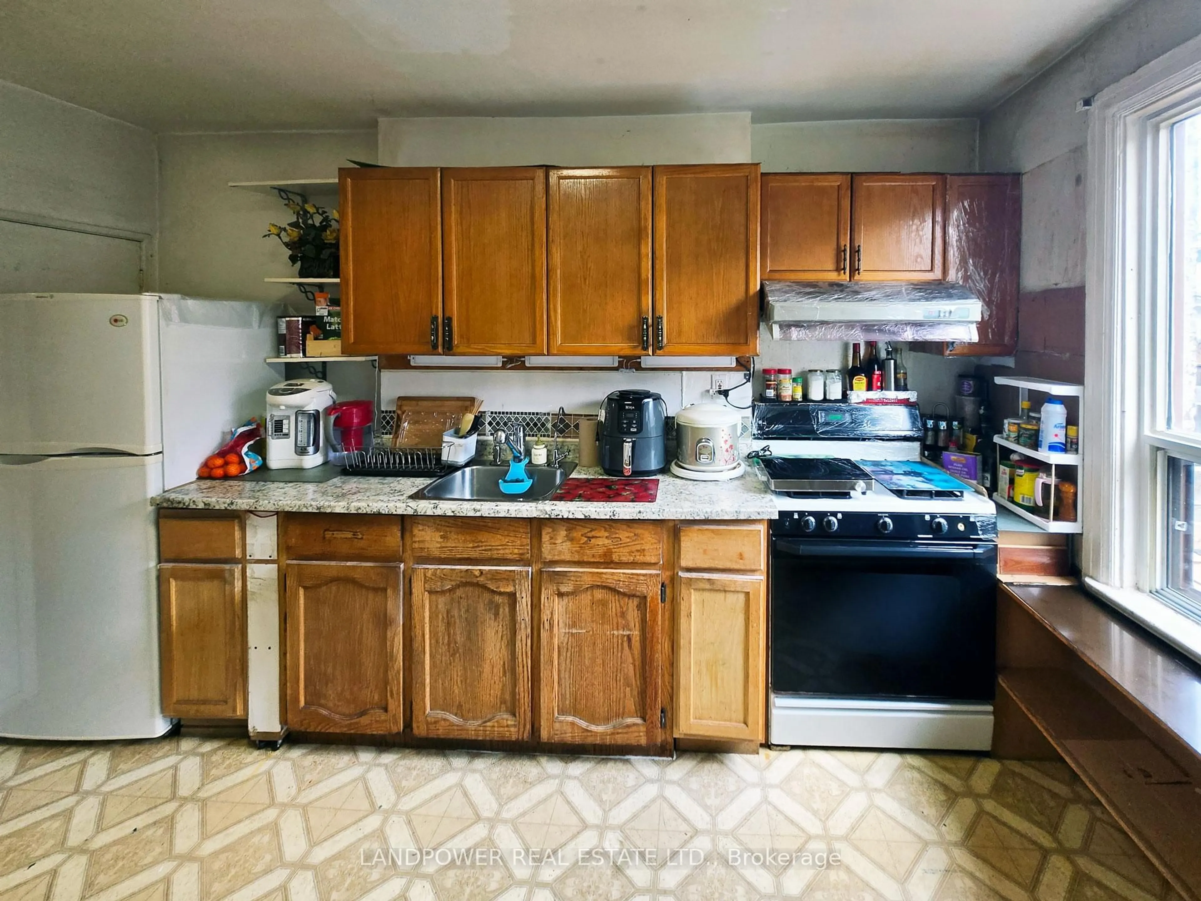 Standard kitchen, unknown for 9 Saint Clarens Ave, Toronto Ontario M6K 2S2