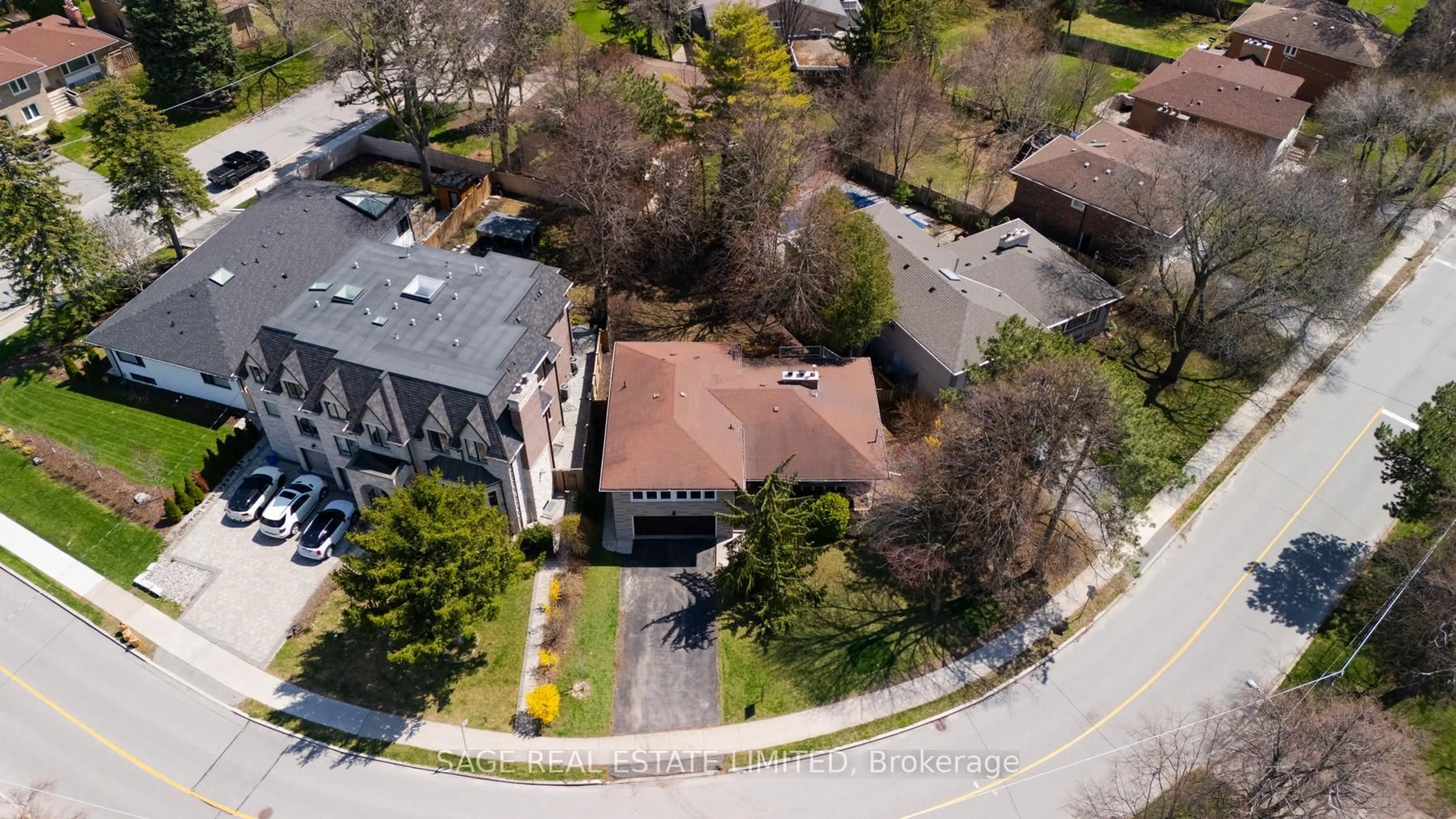 A pic from outside/outdoor area/front of a property/back of a property/a pic from drone, street for 9 Hawksbury Dr, Toronto Ontario M2K 1M2