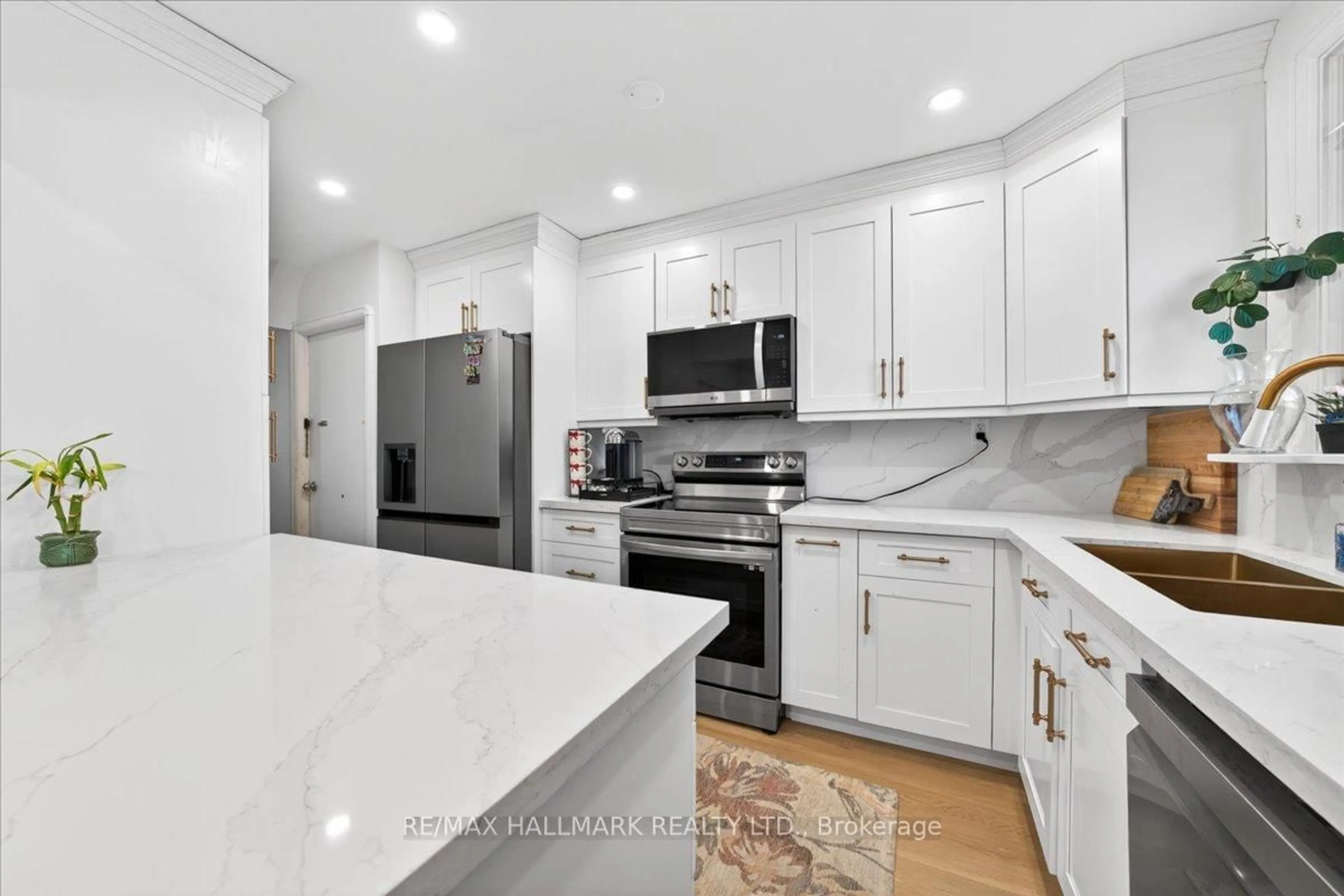 Open concept kitchen, ceramic/tile floor for 910 Eglinton Ave, Toronto Ontario M4G 2L3
