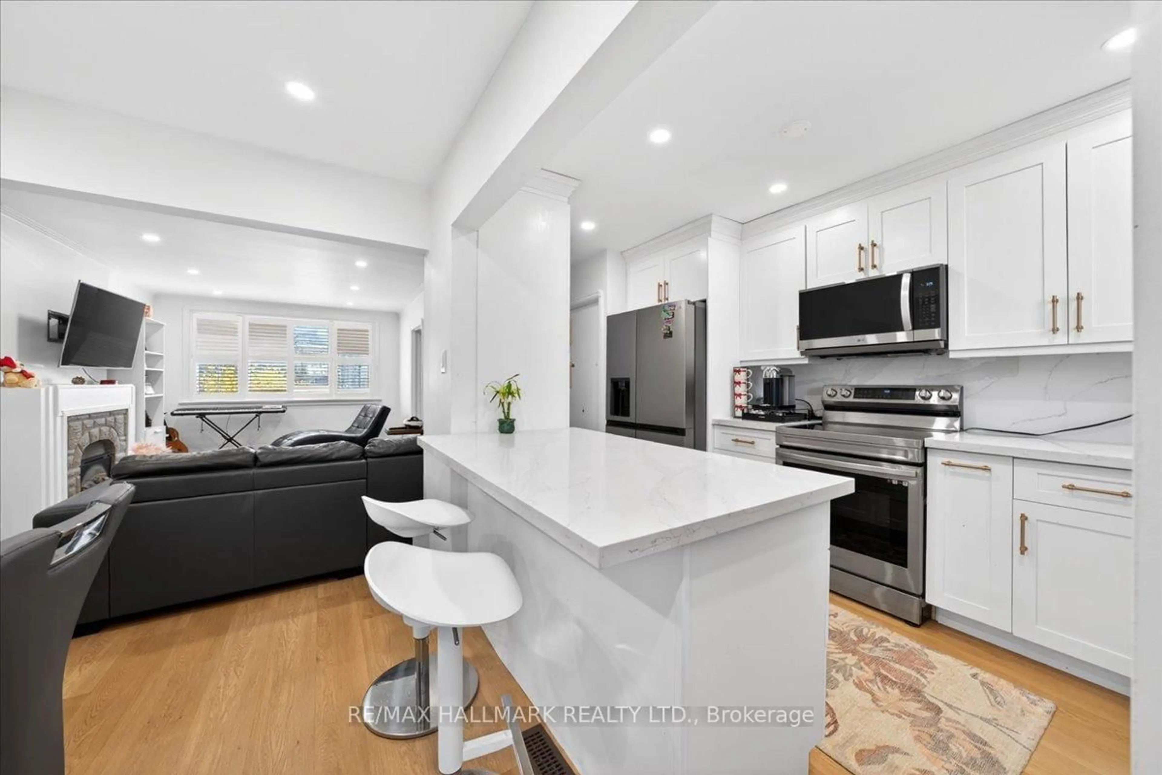 Open concept kitchen, ceramic/tile floor for 910 Eglinton Ave, Toronto Ontario M4G 2L3