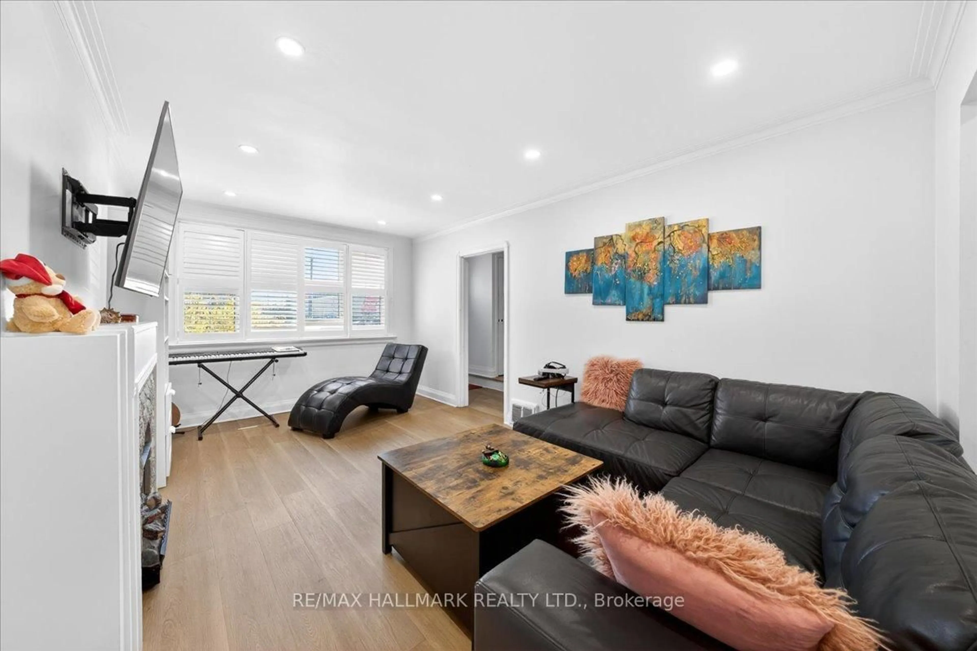 Living room with furniture, unknown for 910 Eglinton Ave, Toronto Ontario M4G 2L3