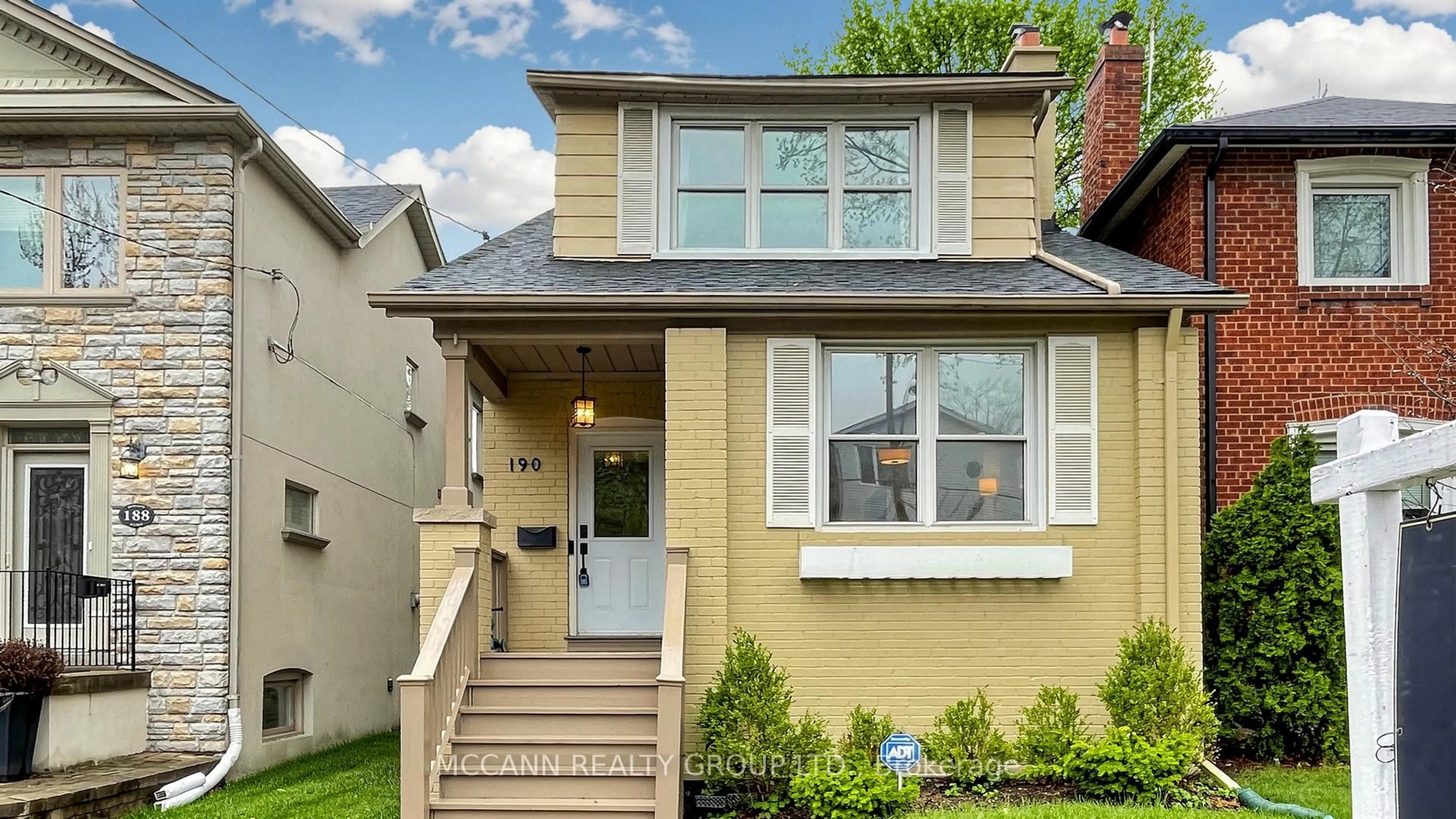 Home with vinyl exterior material, street for 190 Bowood Ave, Toronto Ontario M4N 1Y6