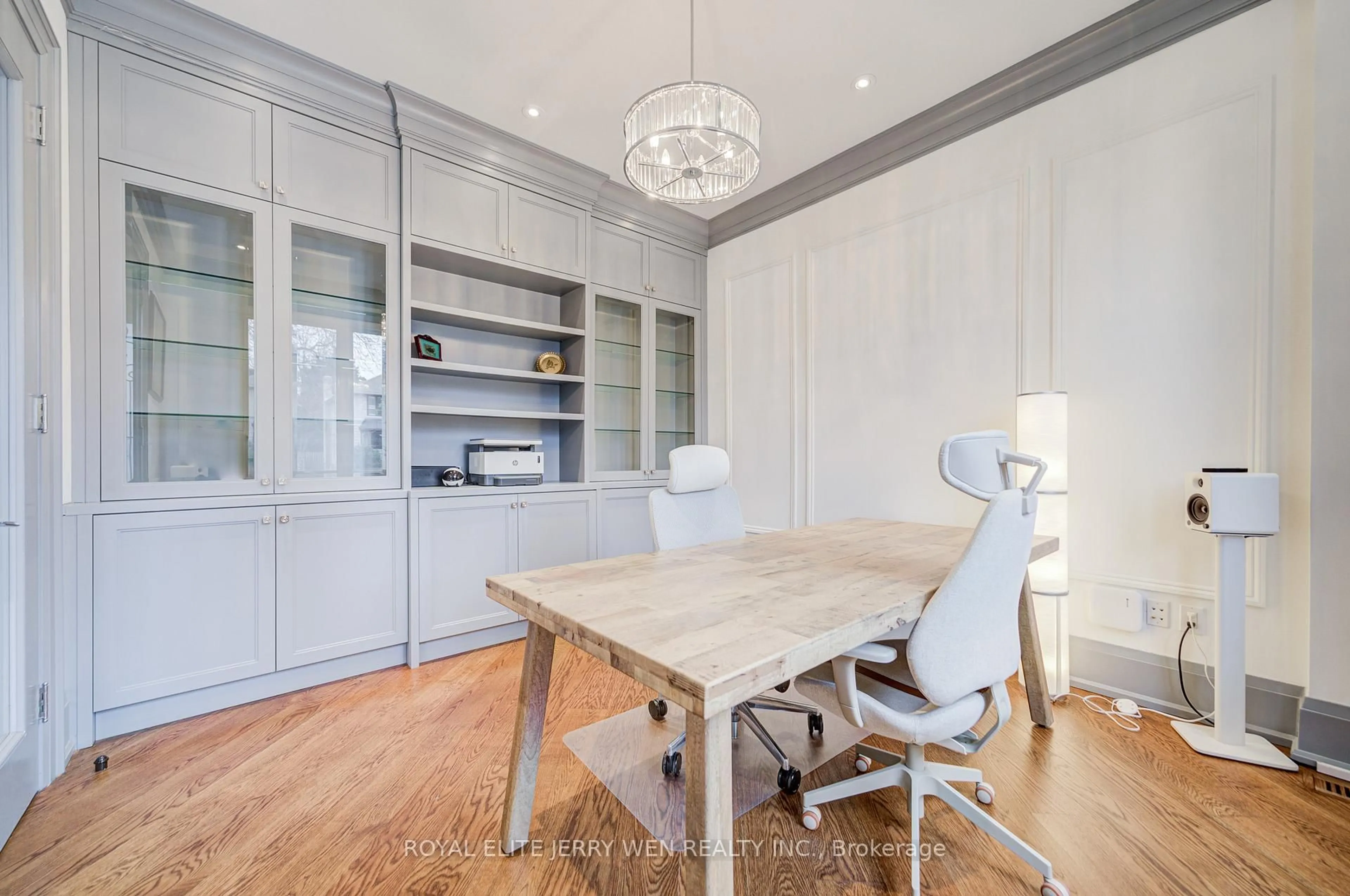 Dining room, wood/laminate floor for 300 Upper Highland Cres, Toronto Ontario M2P 1V5