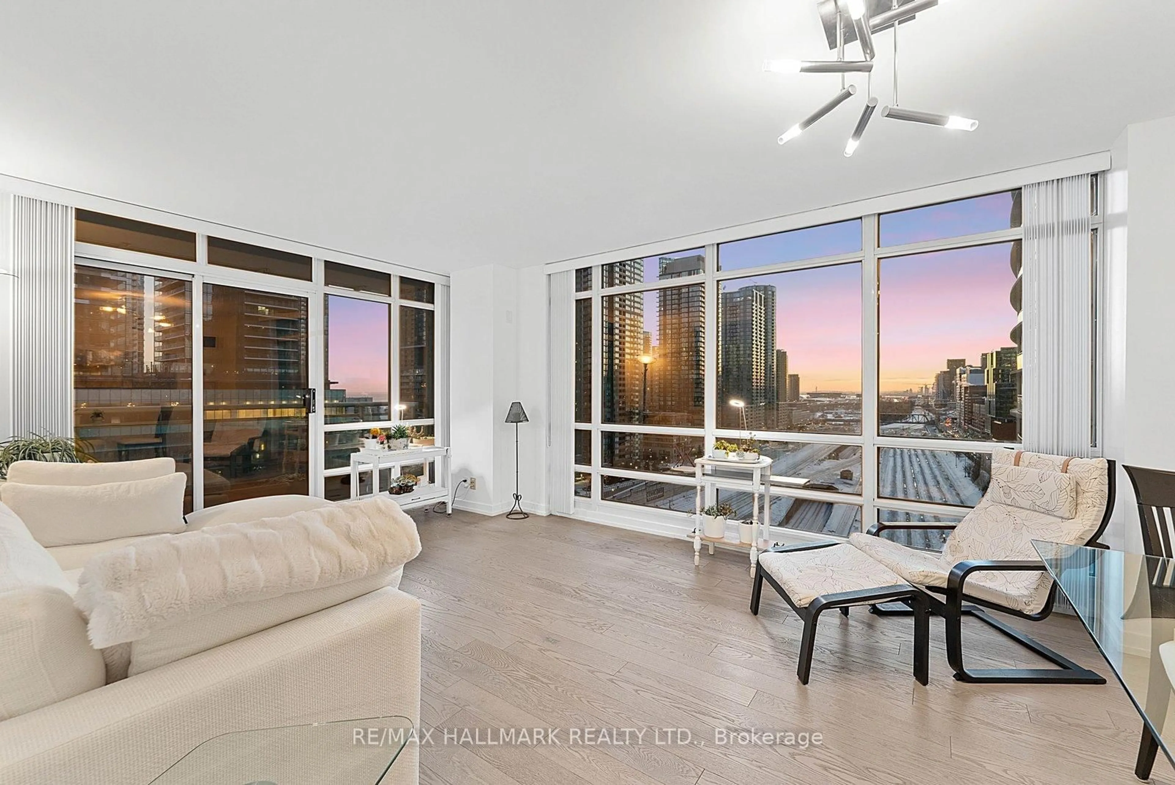 A pic of a room for 381 Front St #1810, Toronto Ontario M5V 3R8
