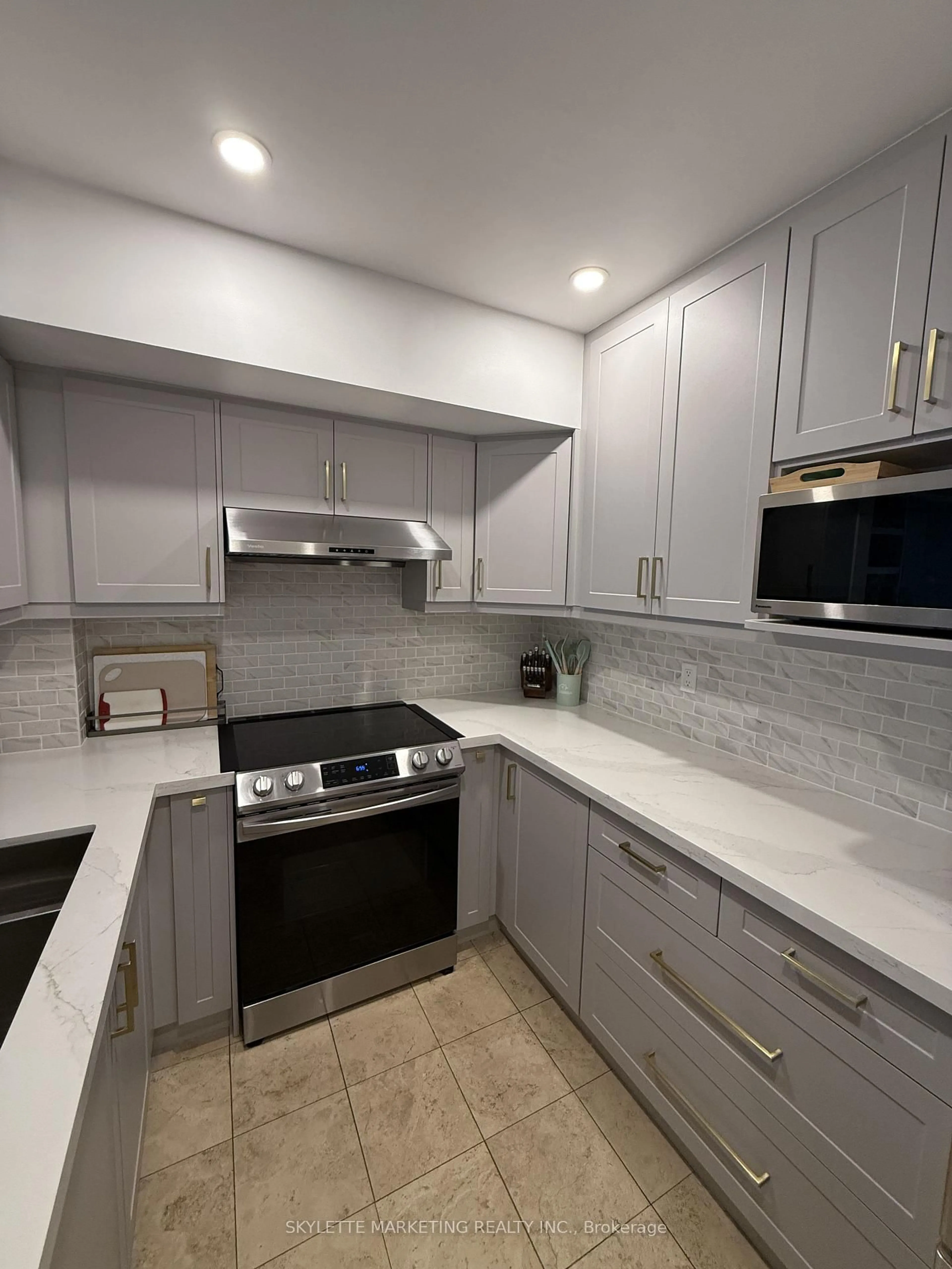 Standard kitchen, ceramic/tile floor for 3 Everson Dr #123, Toronto Ontario M2N 7C2