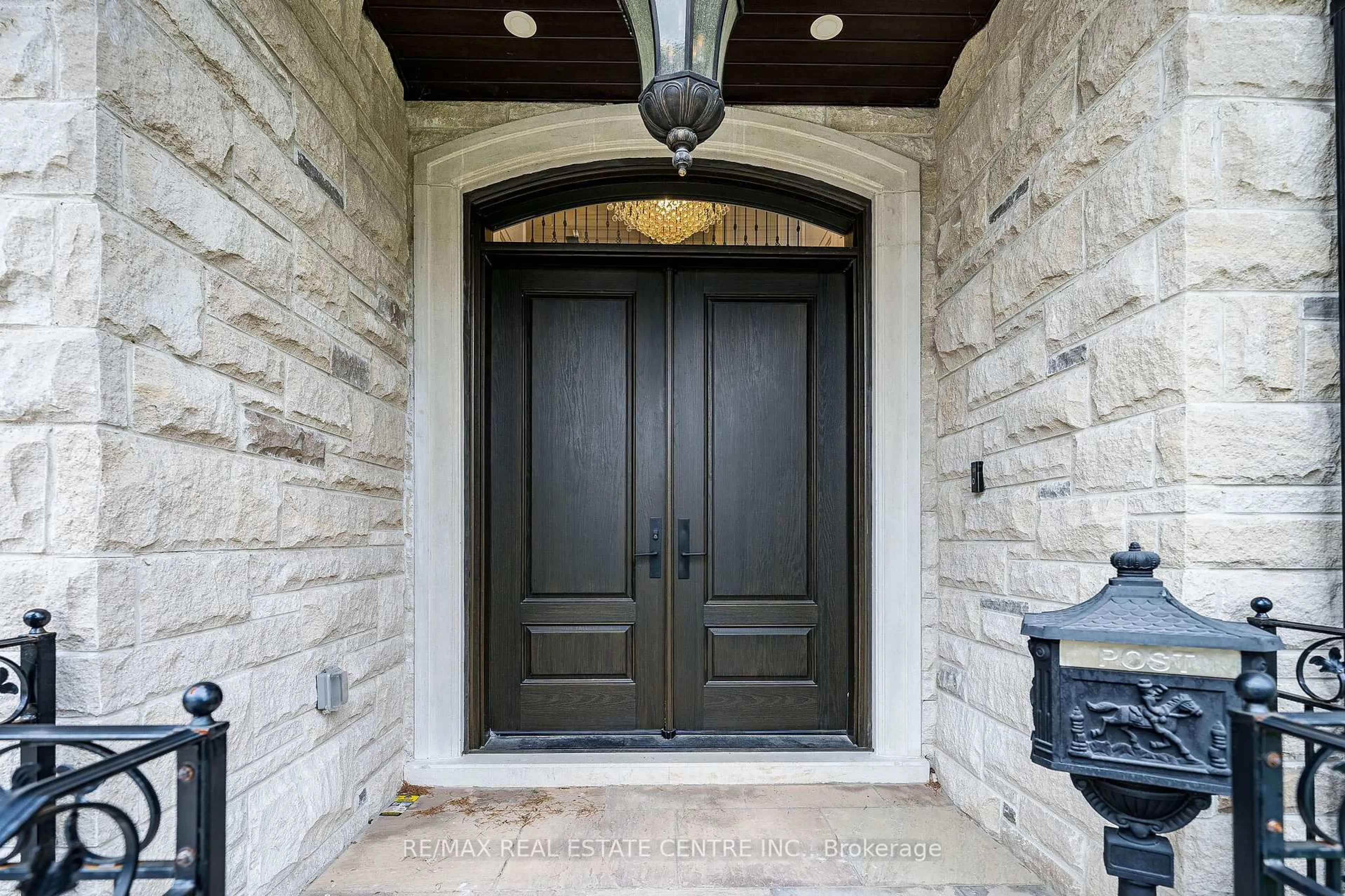 Indoor entryway for 15 Montford Dr, Toronto Ontario M2M 3H2