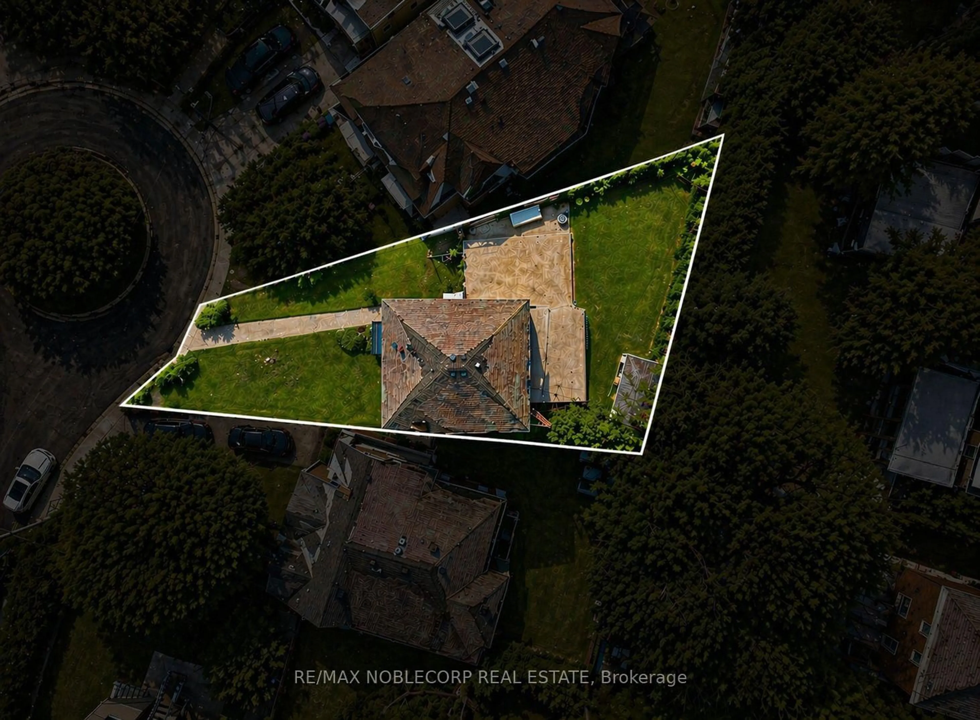 A pic from outside/outdoor area/front of a property/back of a property/a pic from drone, building for 51 Glenavy Ave, Toronto Ontario M4P 2T9