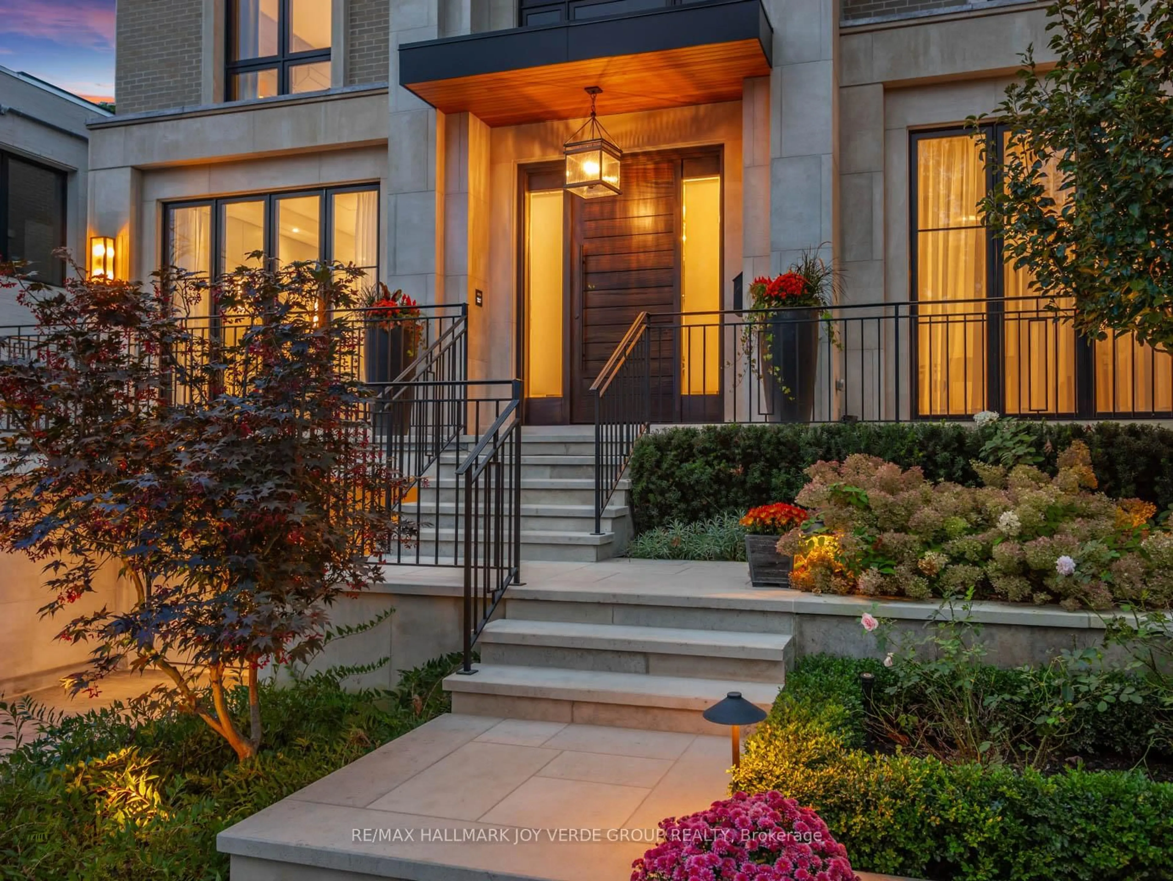 Indoor entryway for 123 Rochester Ave, Toronto Ontario M4N 1N9