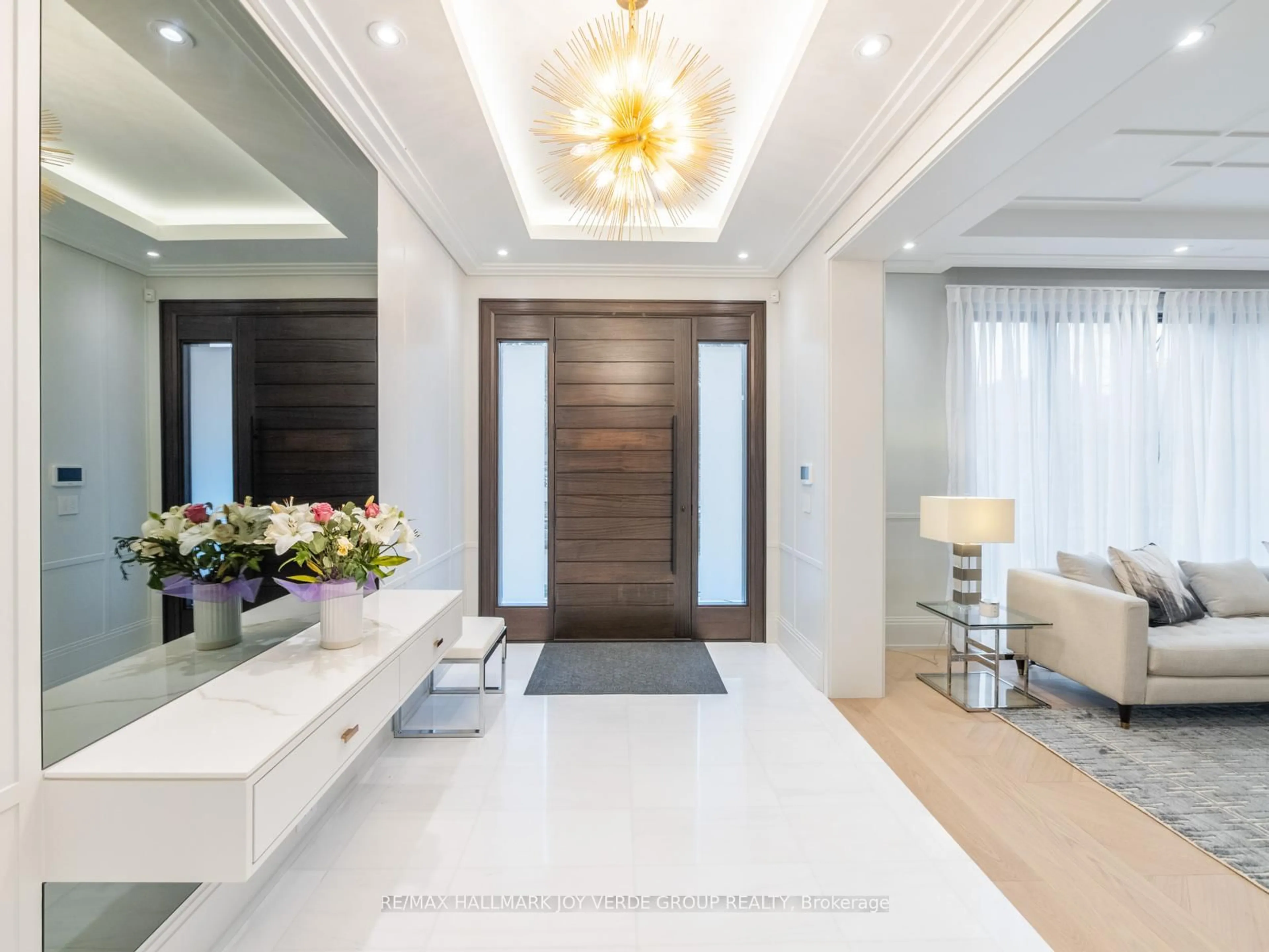 Indoor entryway for 123 Rochester Ave, Toronto Ontario M4N 1N9