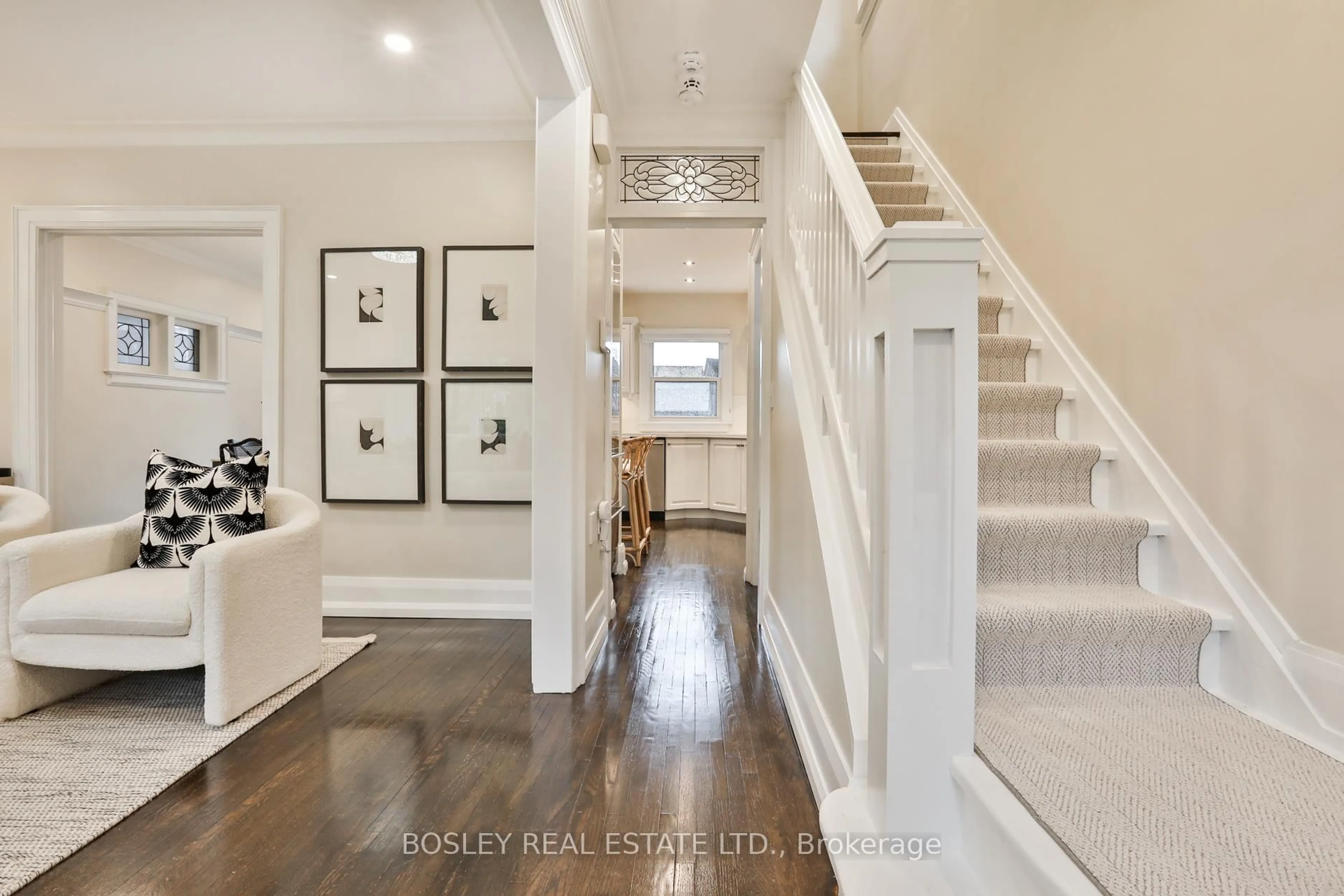 Indoor entryway for 25 Whitewood Rd, Toronto Ontario M4S 2X8