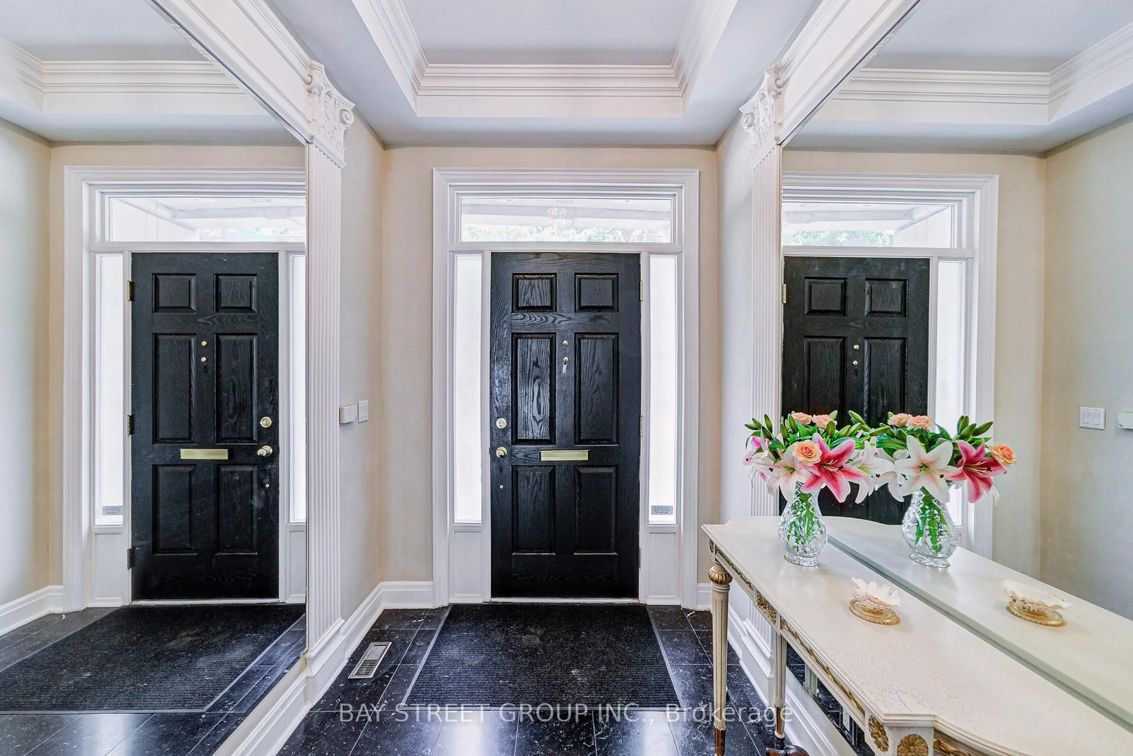 Indoor entryway for 529 Davenport Rd, Toronto Ontario M5R 3R5