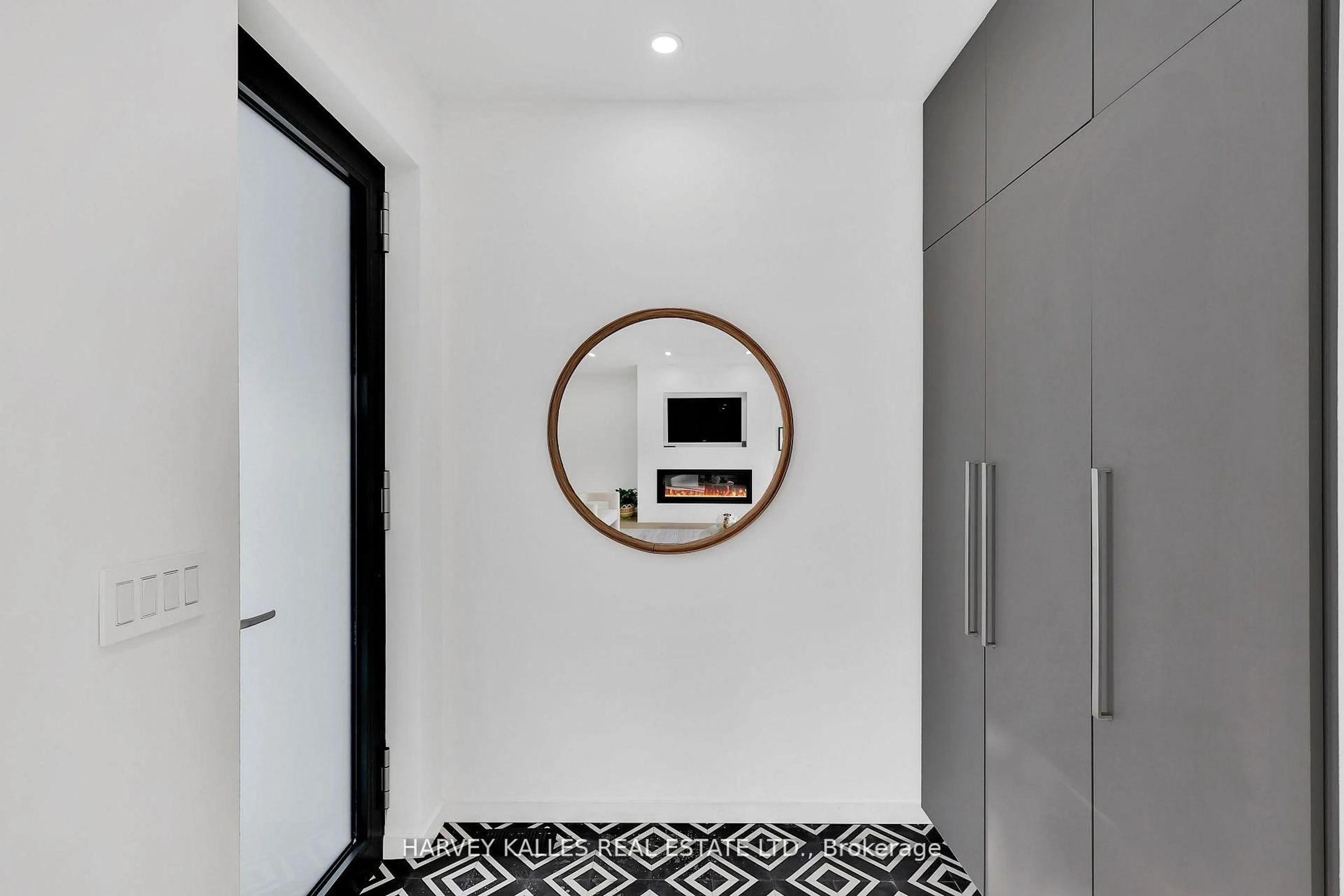 Indoor foyer for 223 Wychwood Ave, Toronto Ontario M6C 2T5