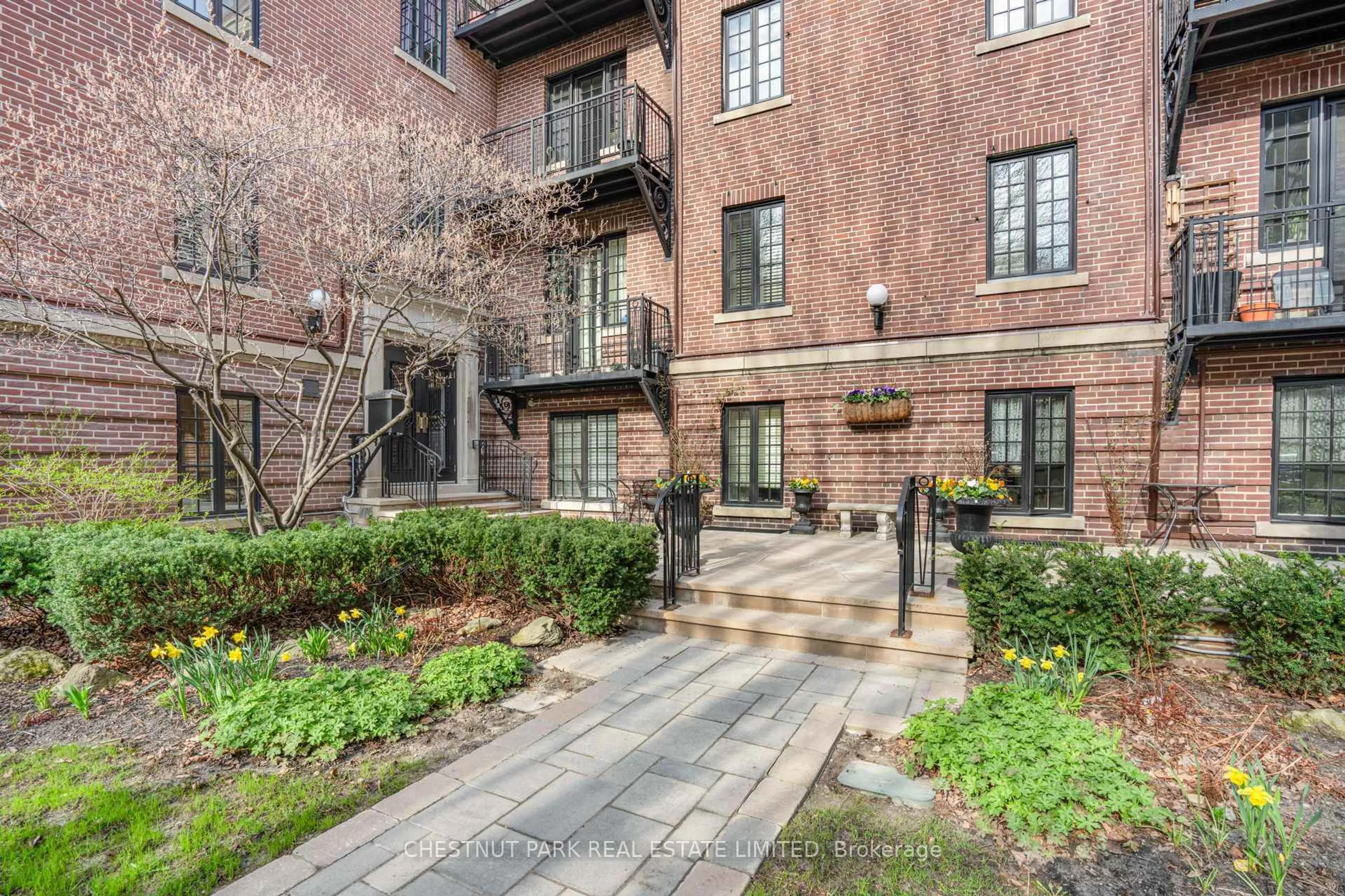 Patio, street for 150 St Clair Ave #106, Toronto Ontario M4V 1N5