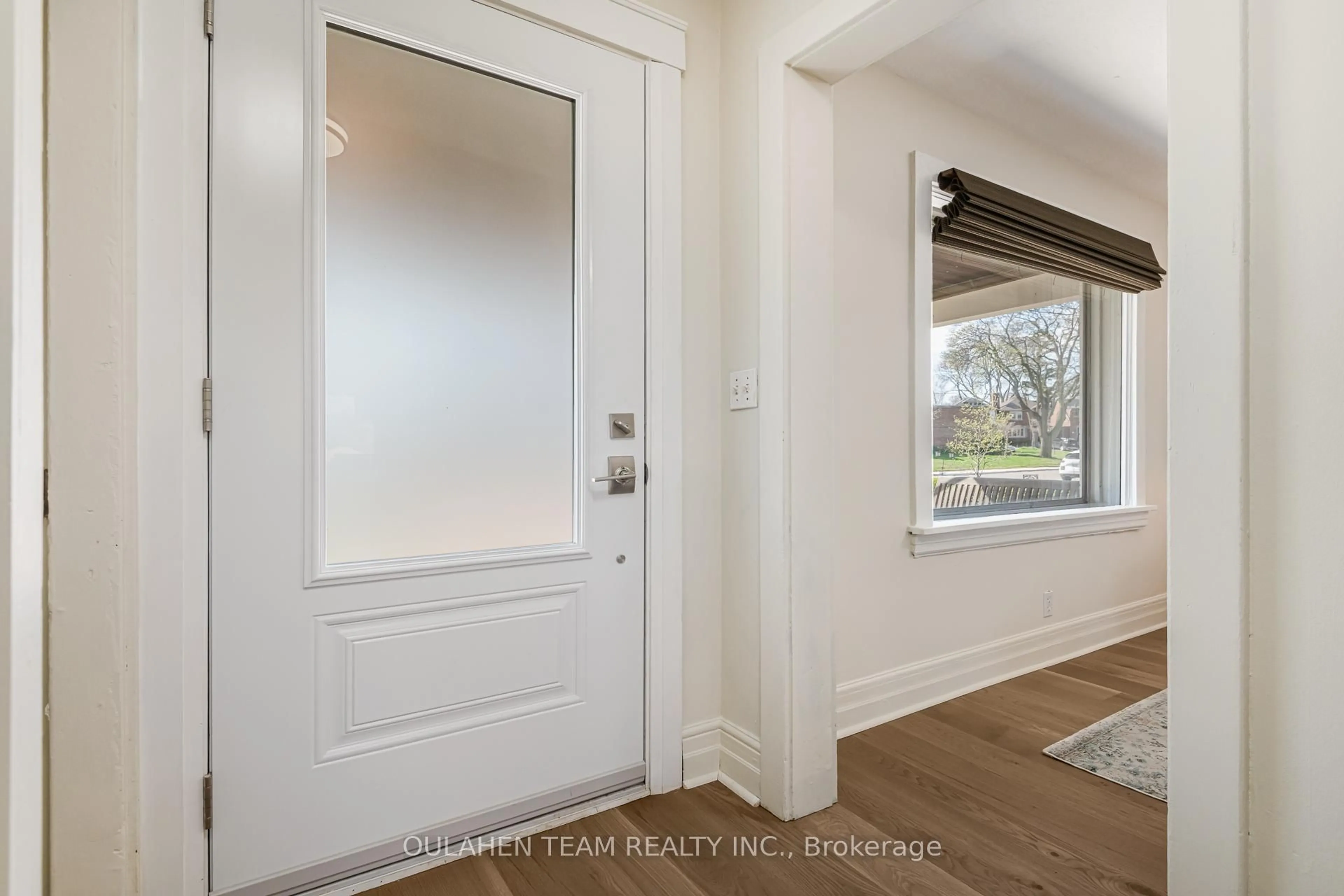 Indoor entryway for 127 Rumsey Rd, Toronto Ontario M4G 1P3