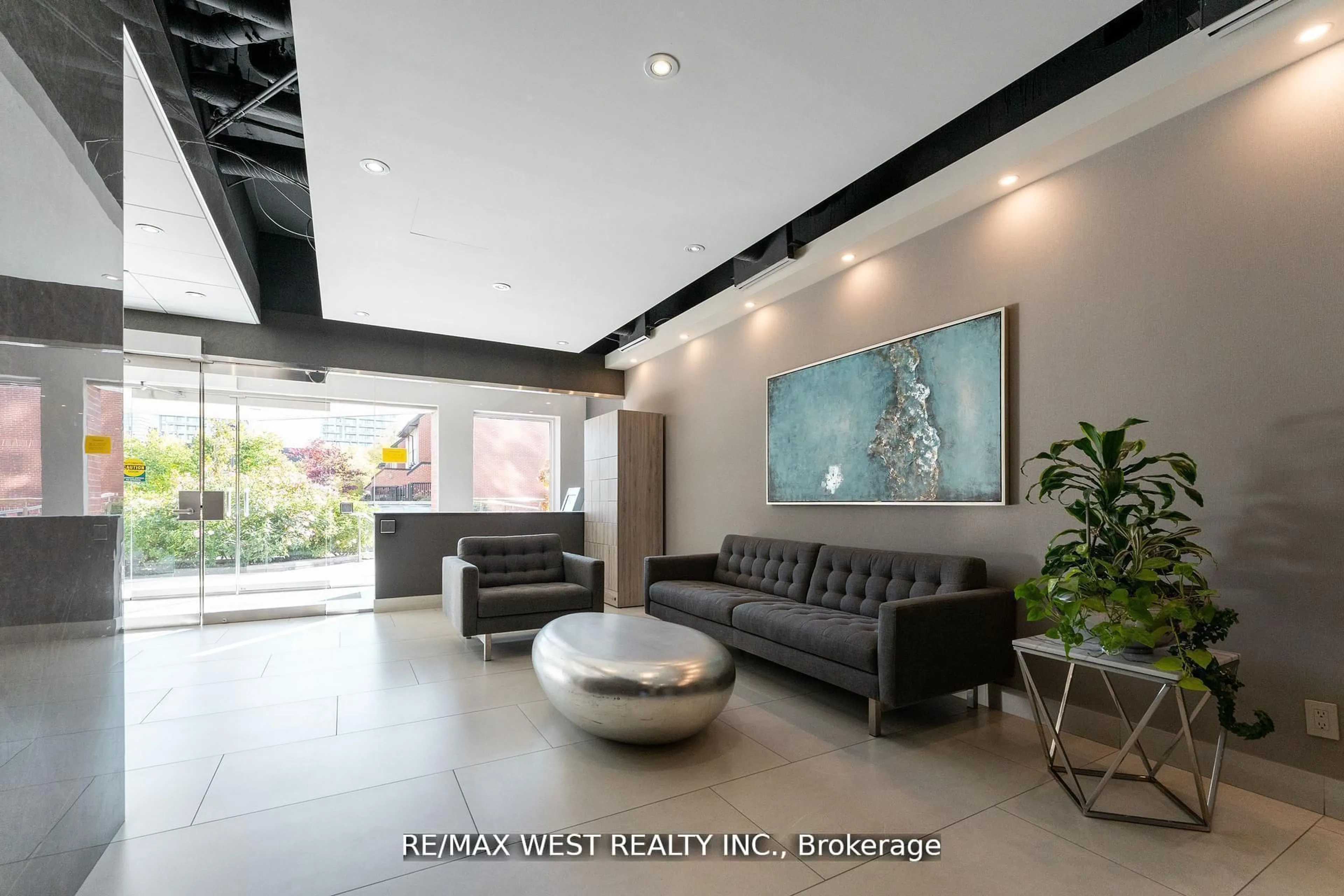 Lobby for 725 King St #205, Toronto Ontario M5V 2W9