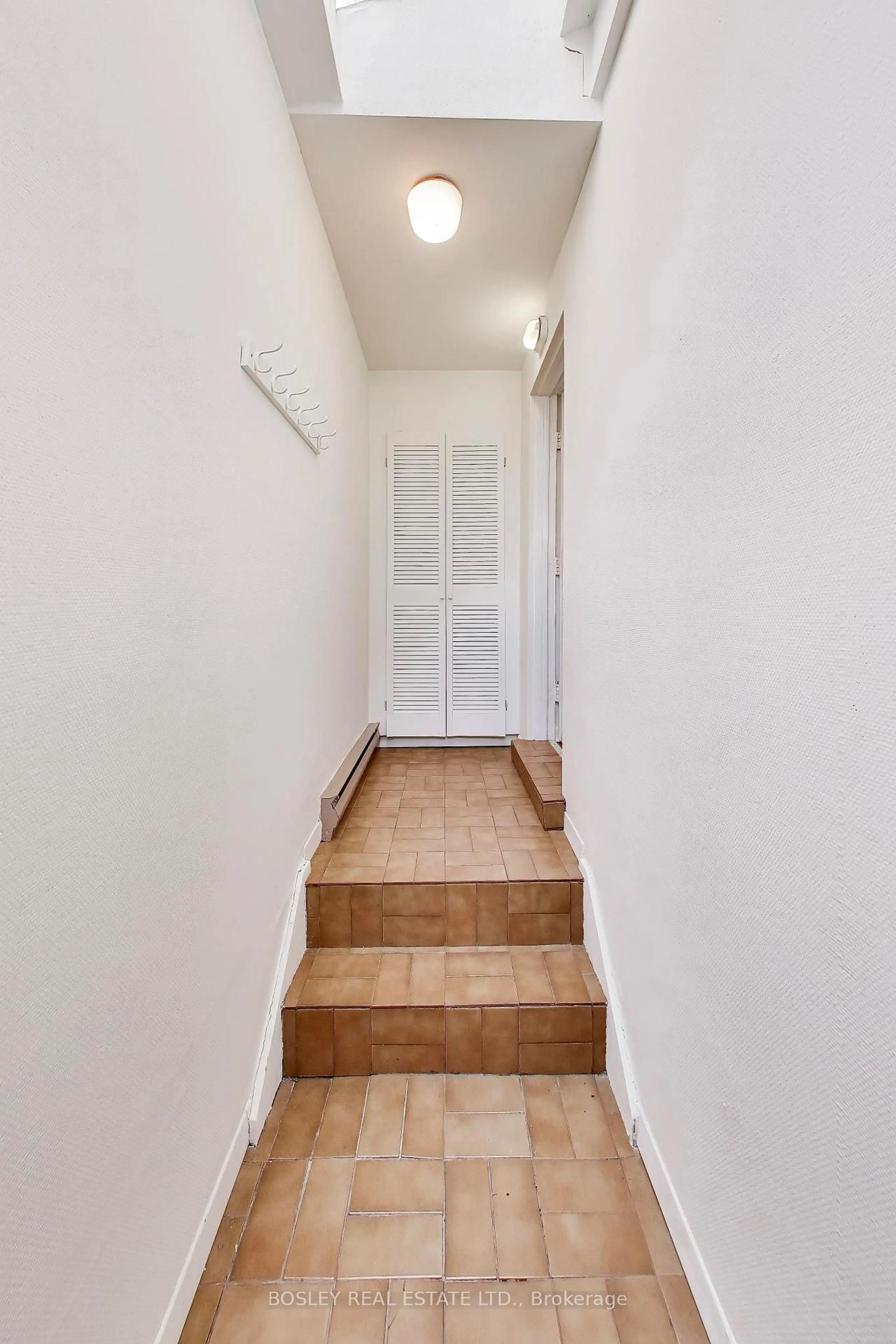 Indoor entryway for 341 Cleveland St, Toronto Ontario M4S 2X1