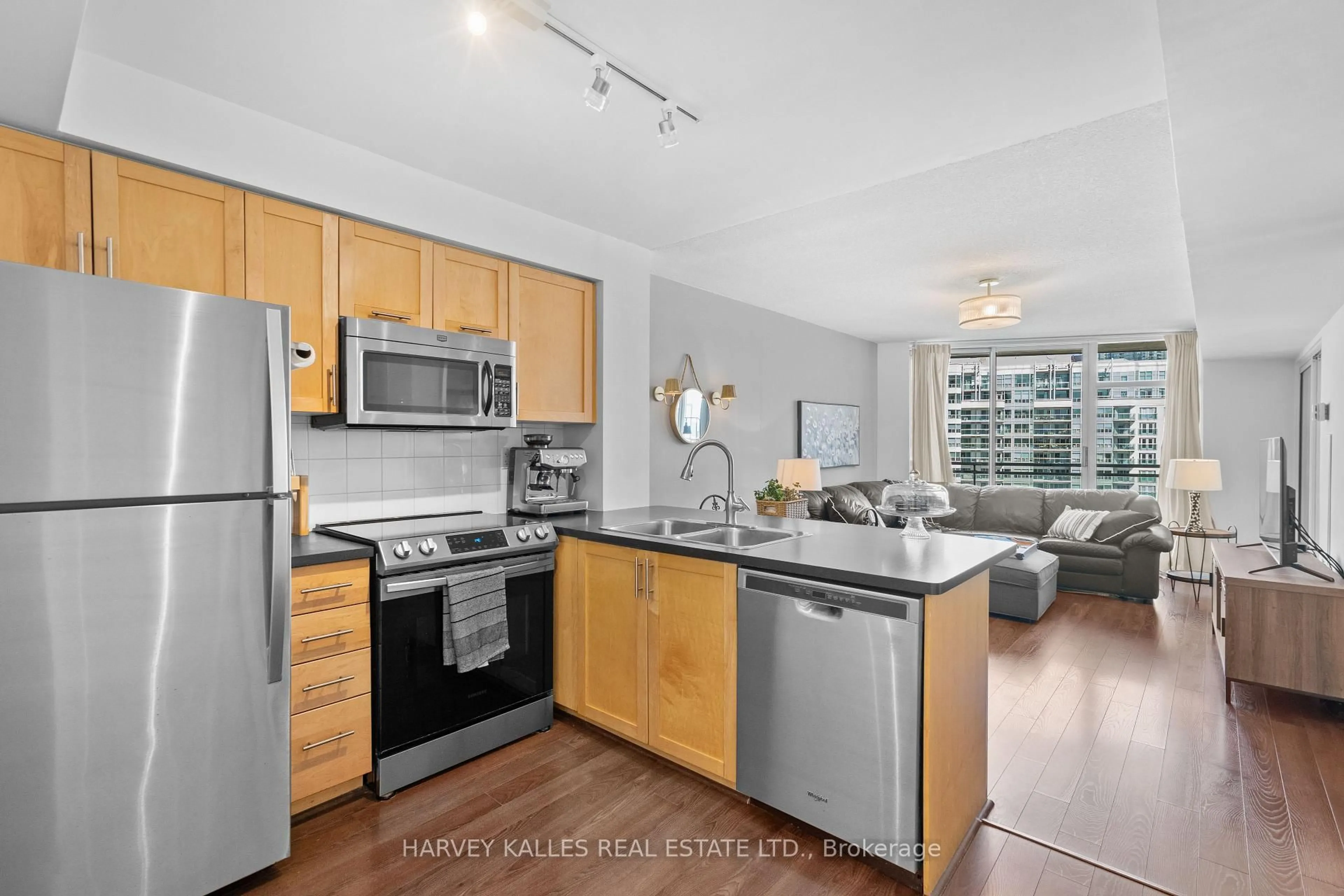 Standard kitchen, unknown for 650 Queens Quay #803, Toronto Ontario M5V 3N2