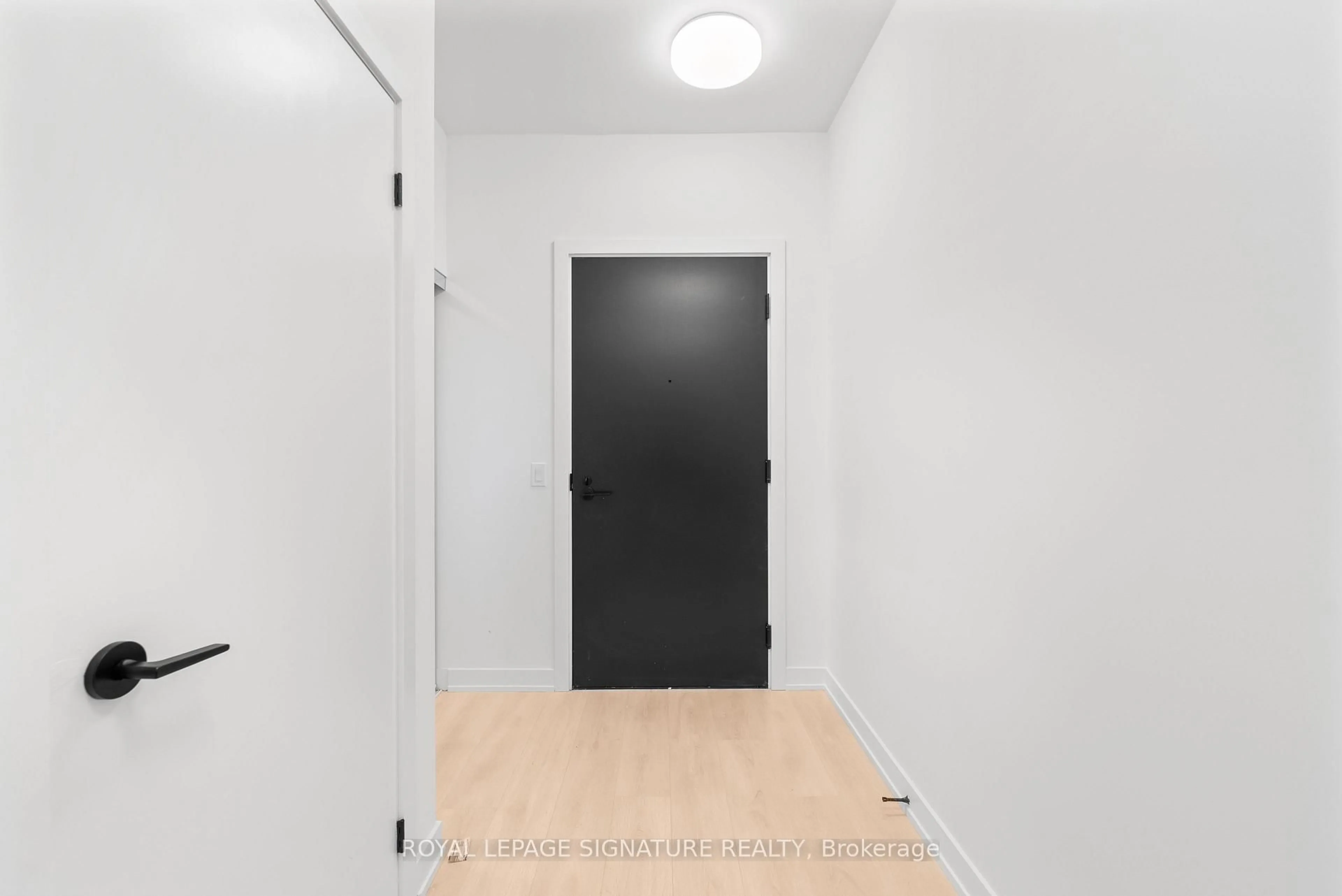 Indoor entryway for 117 Broadway Ave #2502, Toronto Ontario M4P 1V3