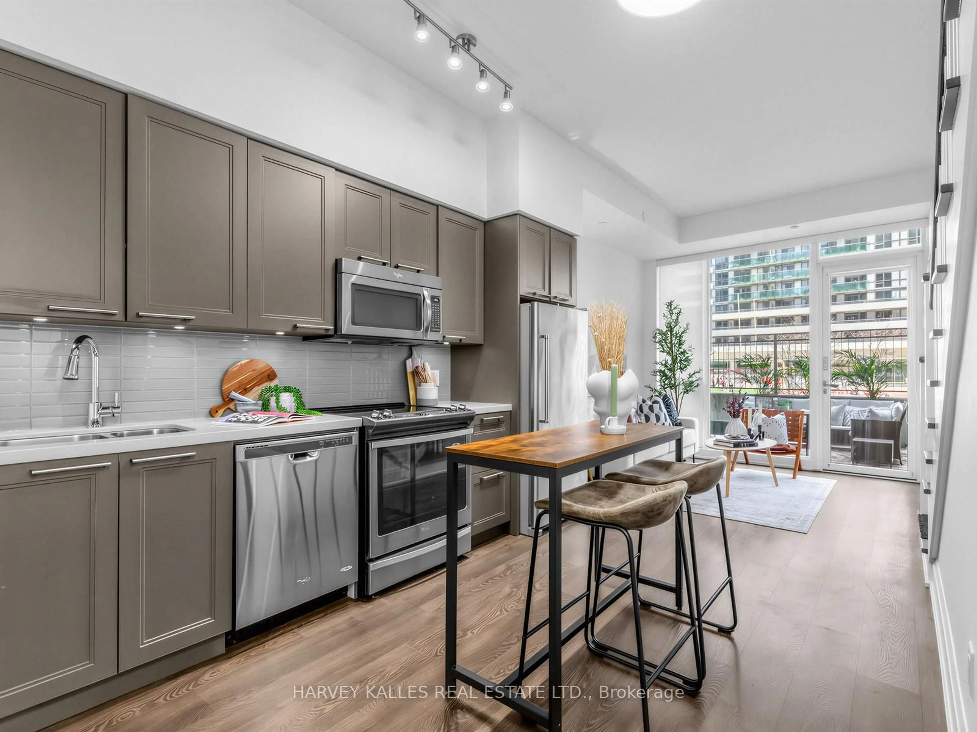 Open concept kitchen, unknown for 30 Roehampton Ave #TH 13, Toronto Ontario M4P 1R2