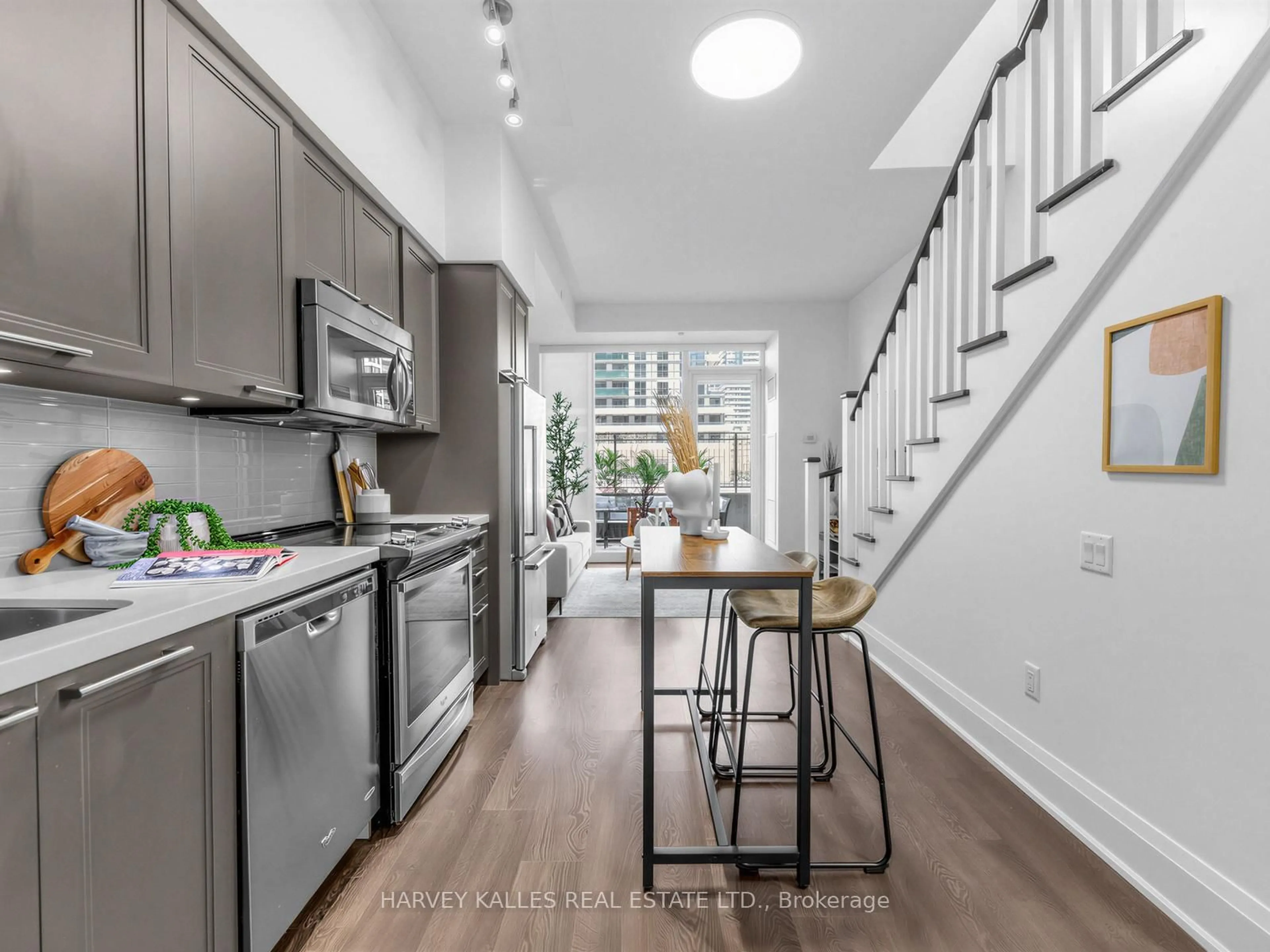 Open concept kitchen, unknown for 30 Roehampton Ave #TH 13, Toronto Ontario M4P 1R2