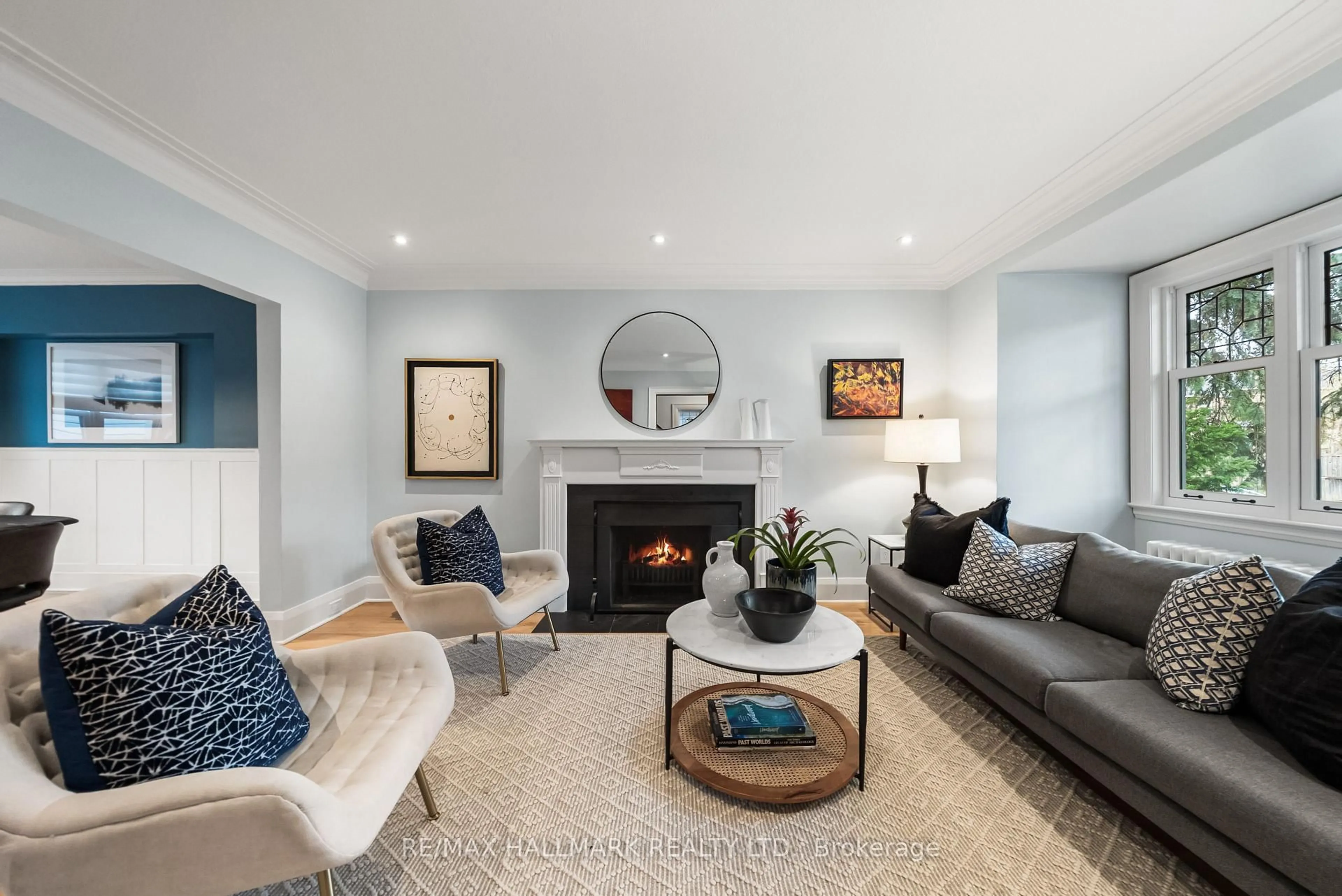 Living room with furniture, unknown for 24 Ronan Ave, Toronto Ontario M4N 2X9