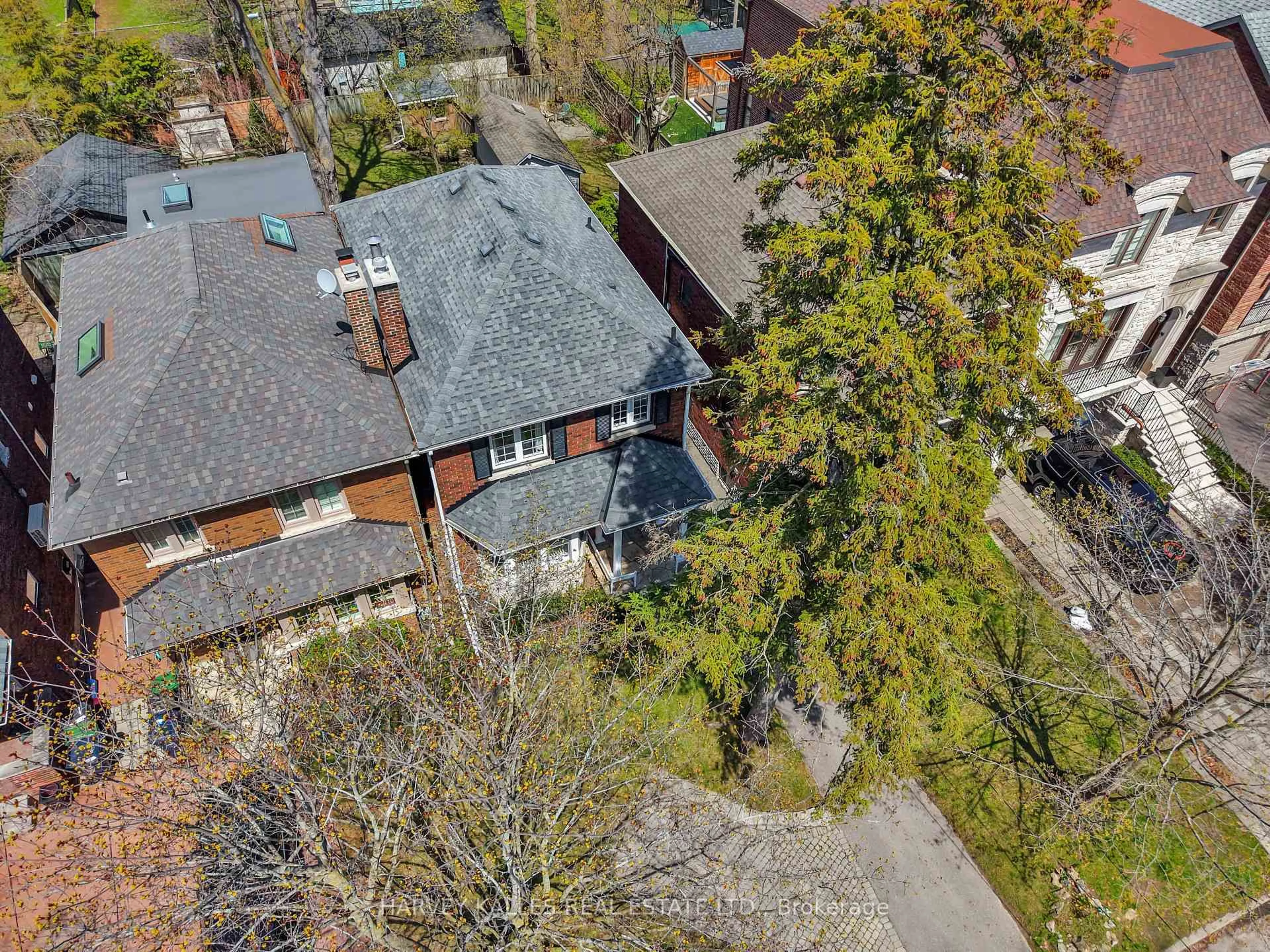 A pic from outside/outdoor area/front of a property/back of a property/a pic from drone, street for 30 Braeside Rd, Toronto Ontario M4N 1X7