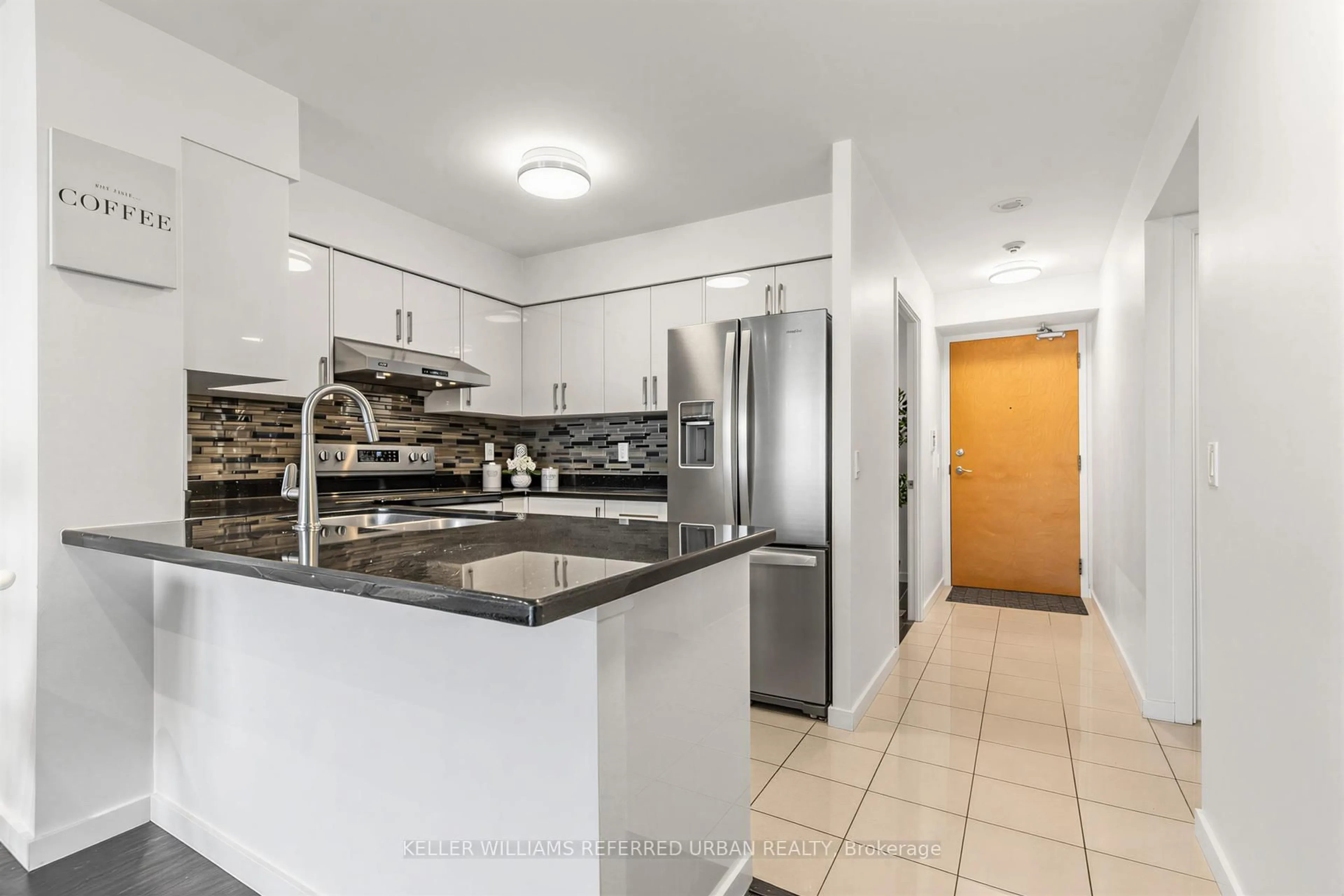 Standard kitchen, ceramic/tile floor for 4968 Yonge St #3507, Toronto Ontario M2N 7G9