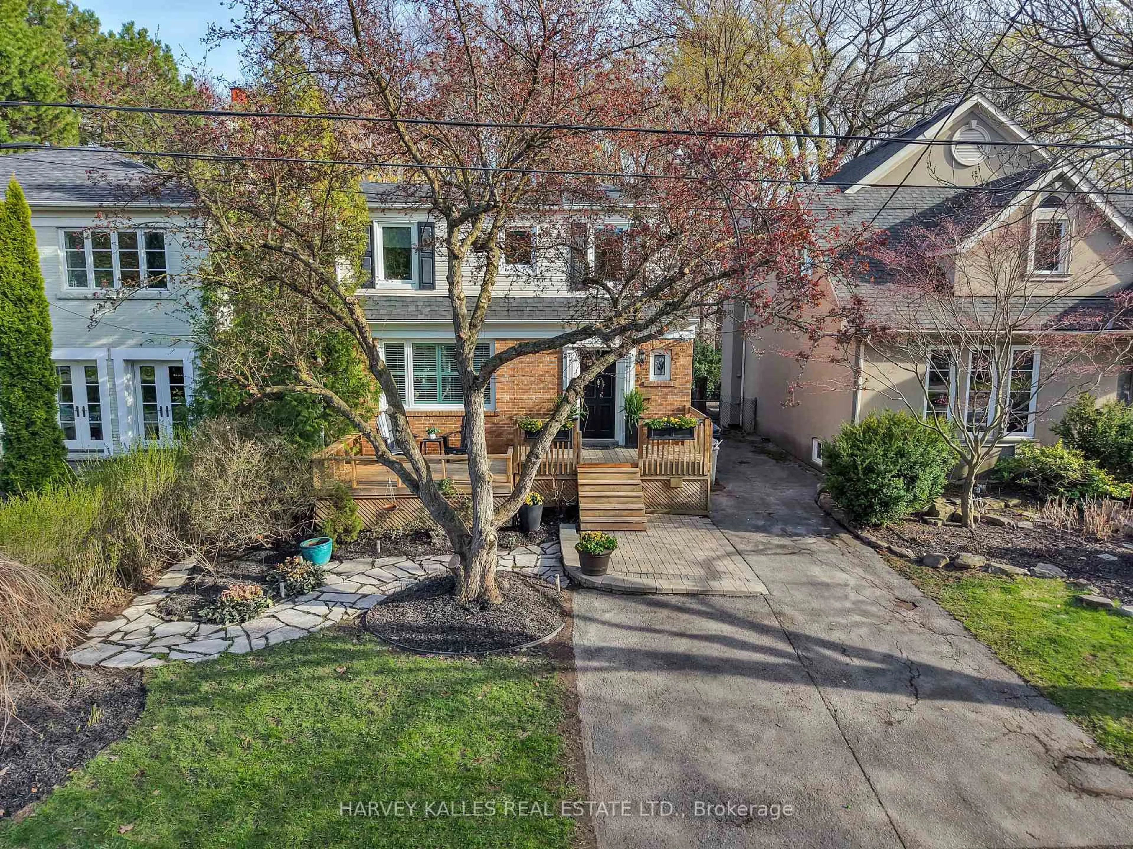 A pic from outside/outdoor area/front of a property/back of a property/a pic from drone, street for 5 Gwendolen Ave, Toronto Ontario M2N 1A1