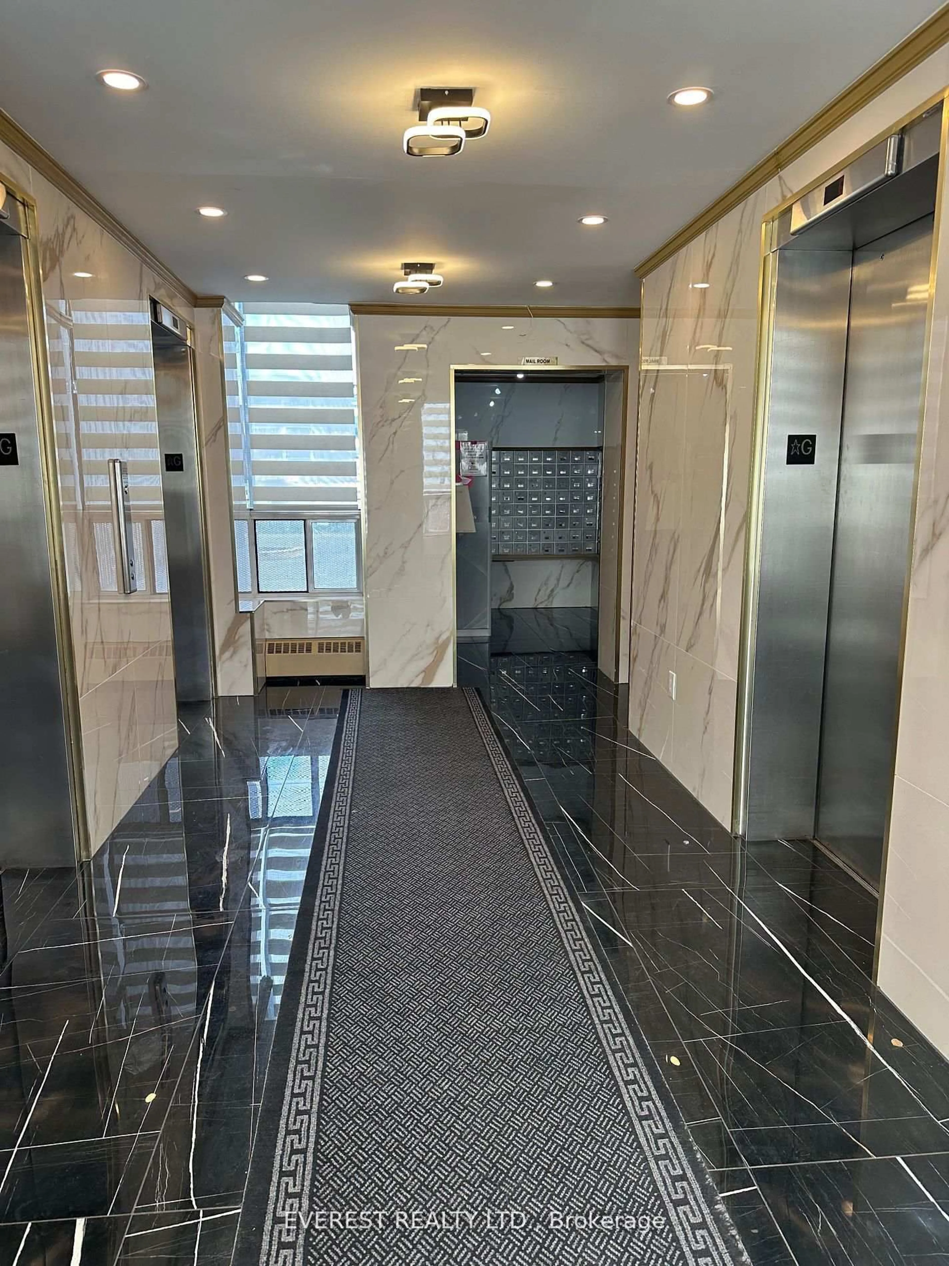 Indoor foyer for 10 Sunny Glwy #1406, Toronto Ontario M3C 2Z3