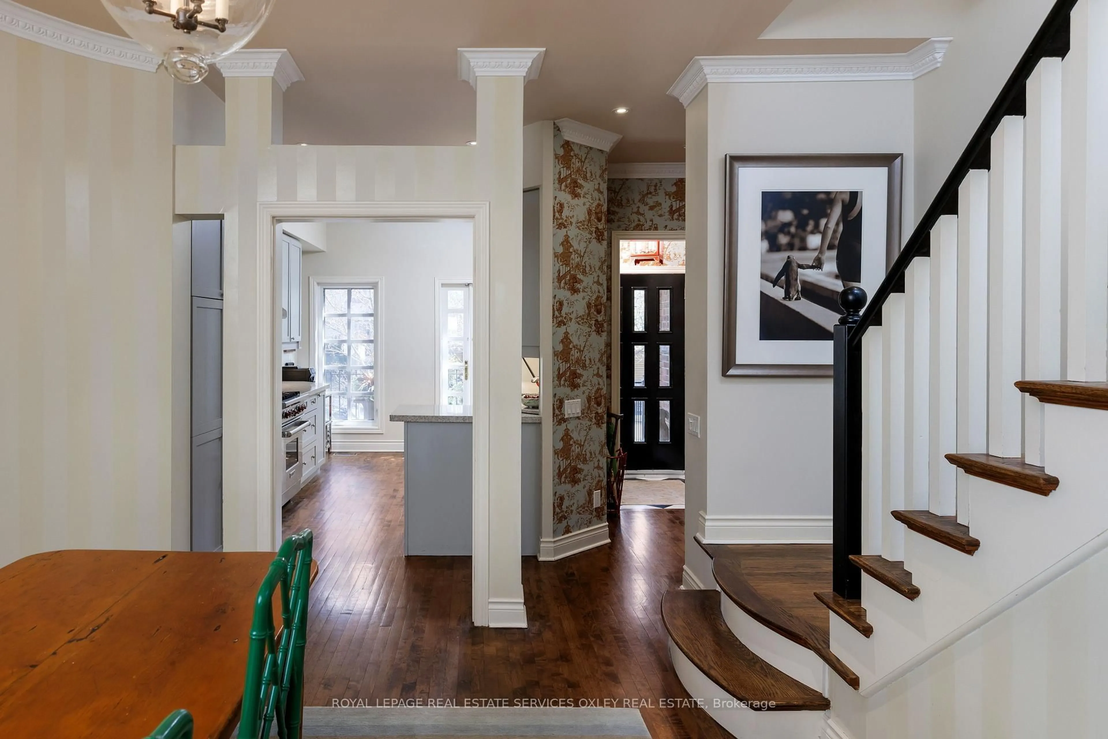 Indoor entryway for 184 Bedford Rd, Toronto Ontario M5R 2K9