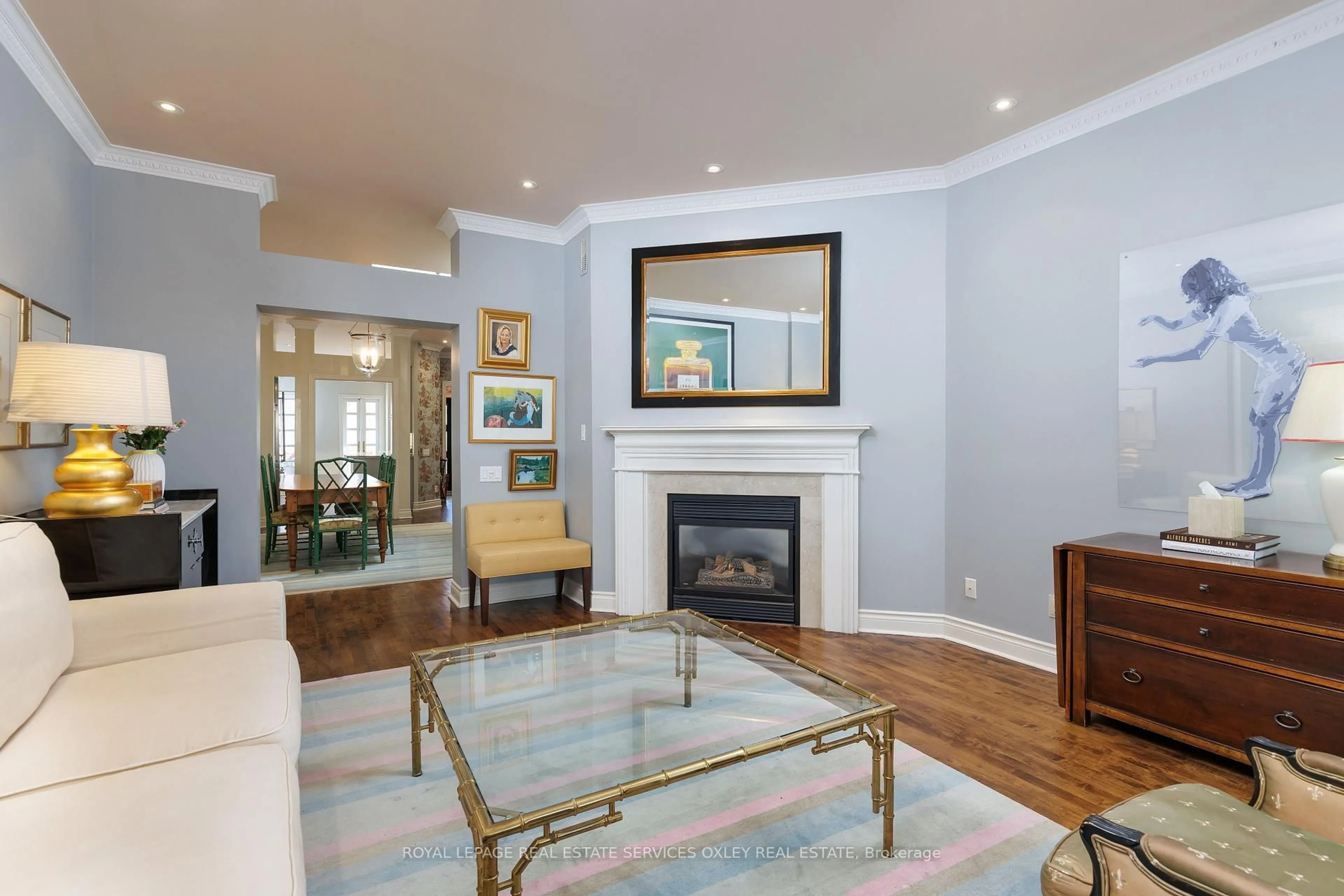 Living room with furniture, wood/laminate floor for 184 Bedford Rd, Toronto Ontario M5R 2K9