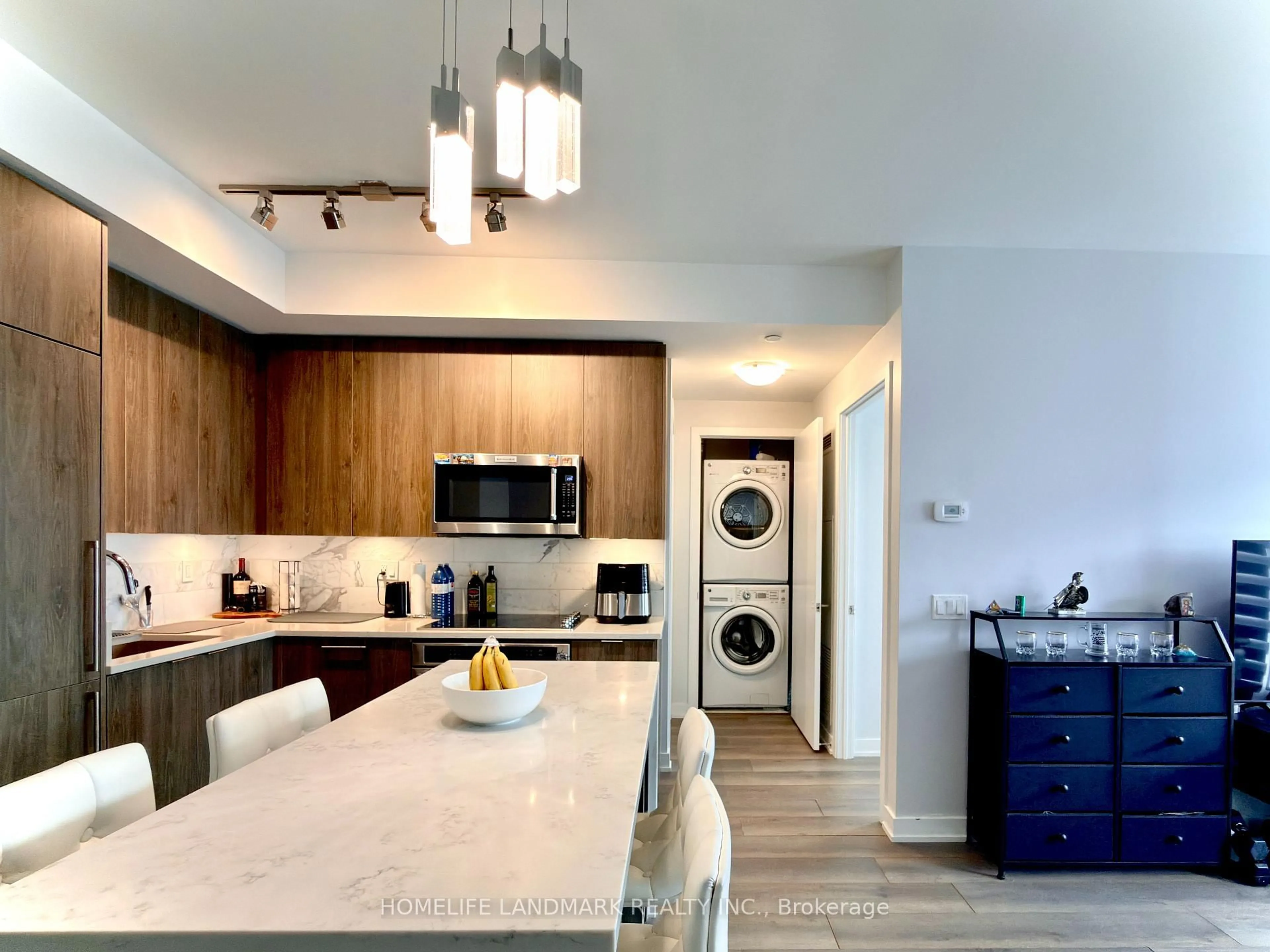 Open concept kitchen, unknown for 38 Iannuzzi St #1701, Toronto Ontario M5V 0S2