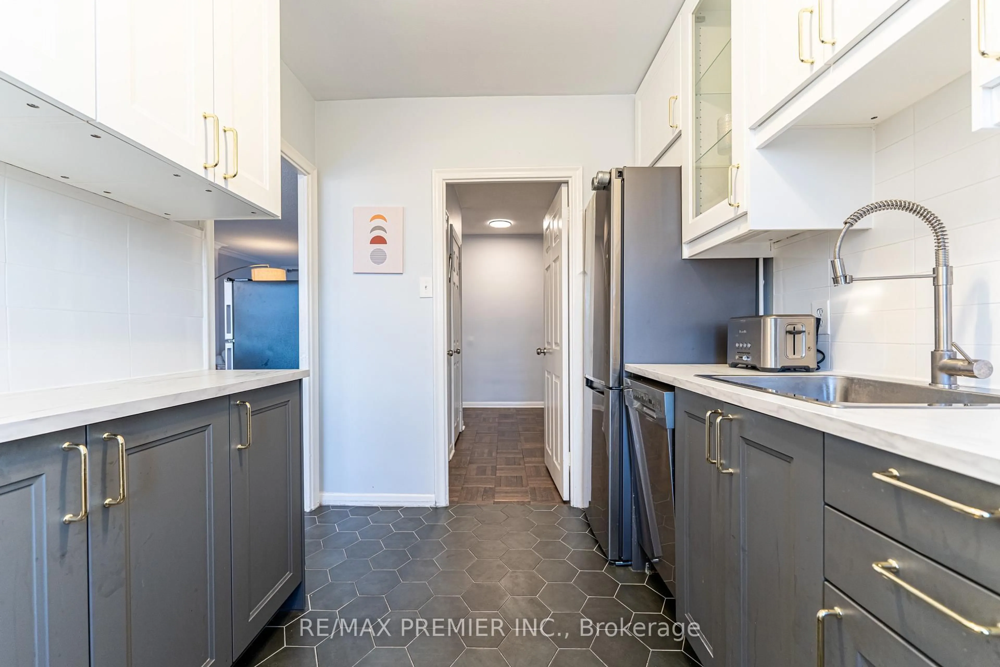 Standard kitchen, unknown for 660 Eglinton Ave #612, Toronto Ontario M5N 1C3