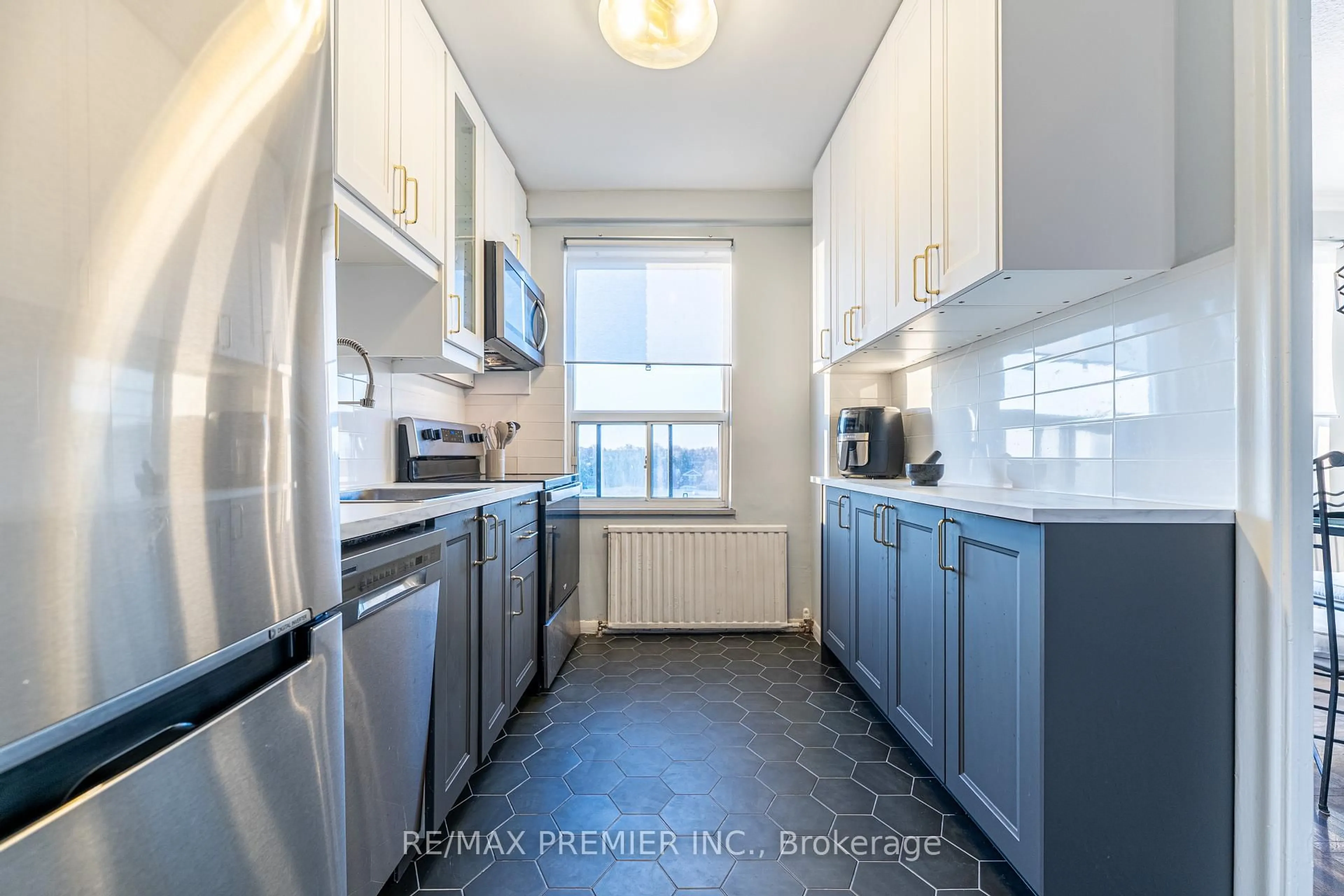 Standard kitchen, ceramic/tile floor for 660 Eglinton Ave #612, Toronto Ontario M5N 1C3