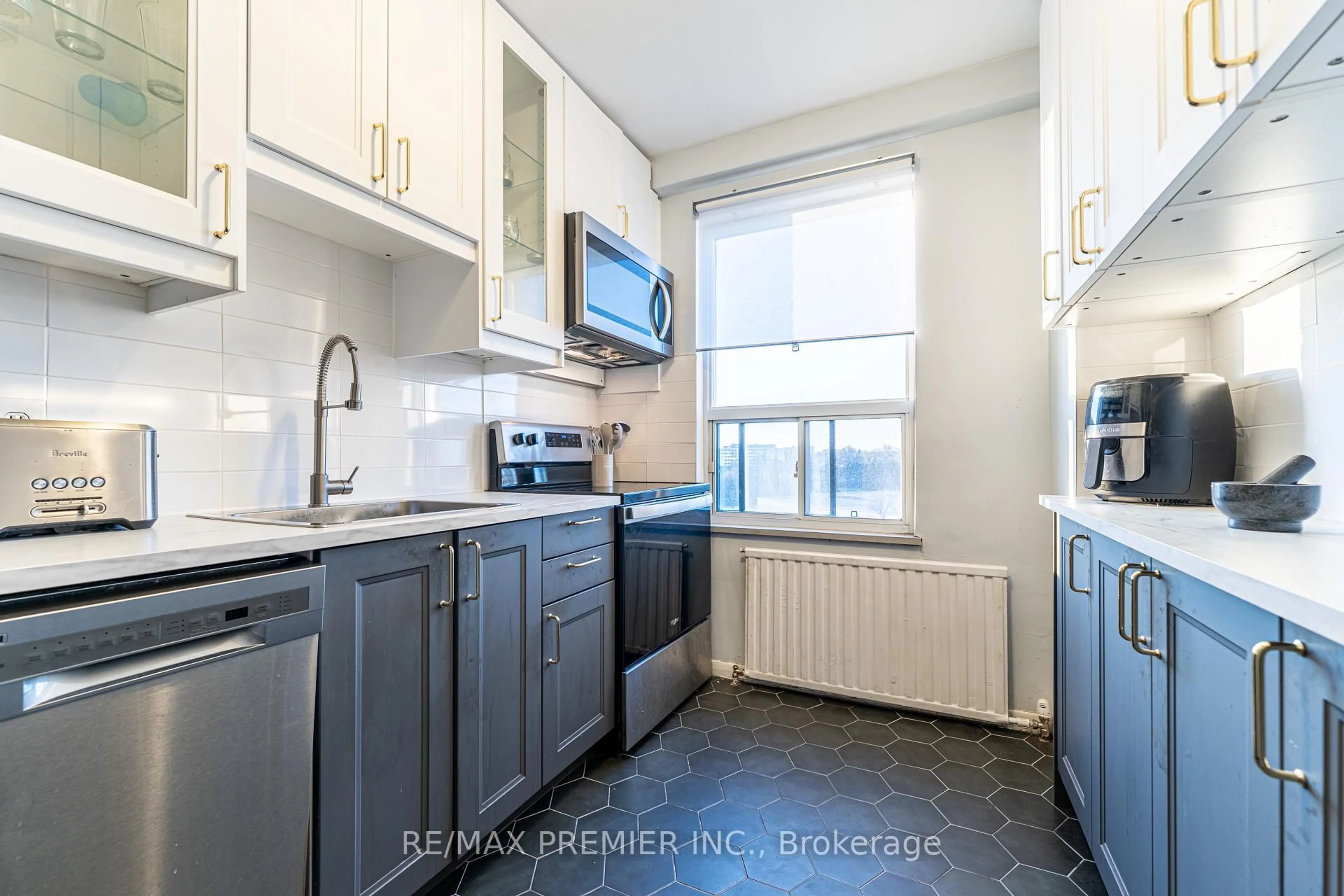 Standard kitchen, unknown for 660 Eglinton Ave #612, Toronto Ontario M5N 1C3