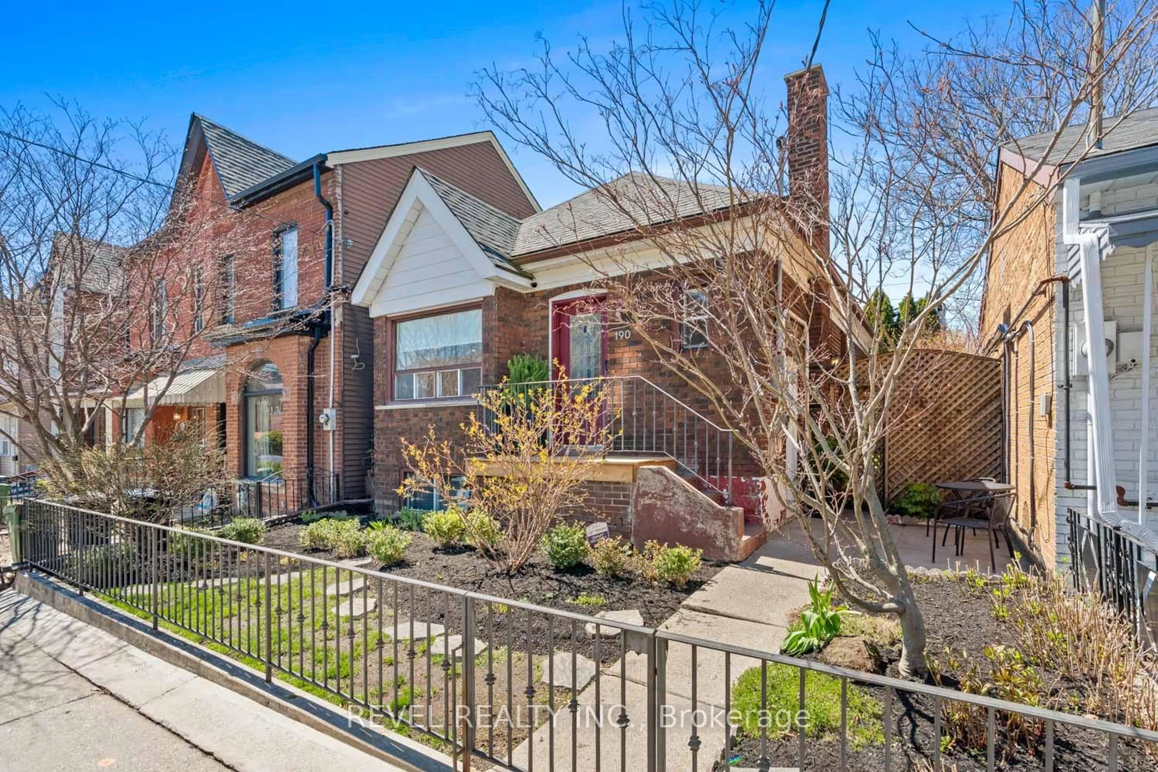 Home with brick exterior material, street for 190 Manning Ave, Toronto Ontario M6J 2K5
