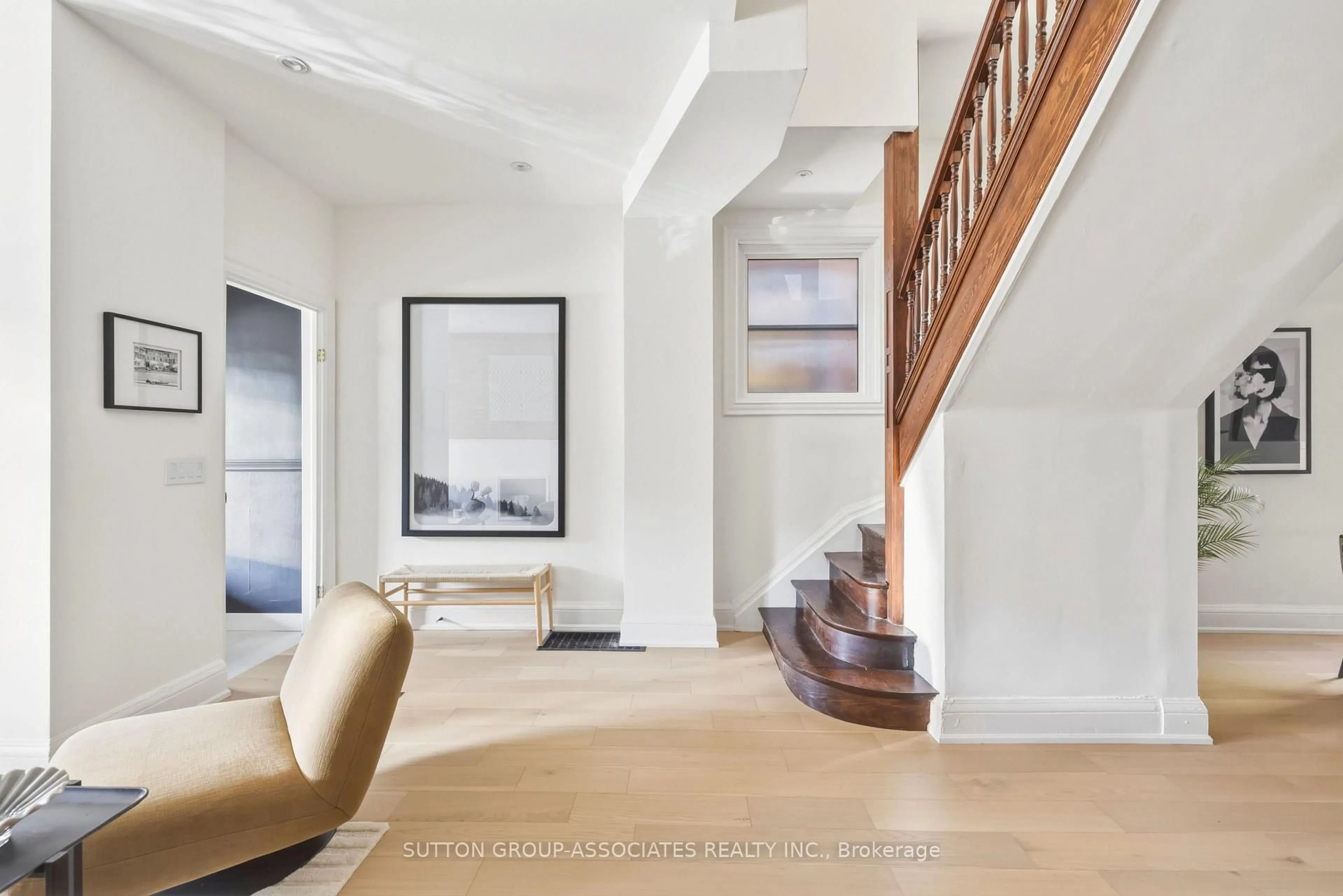 Indoor foyer for 533 Brunswick Ave, Toronto Ontario M5R 2Z6