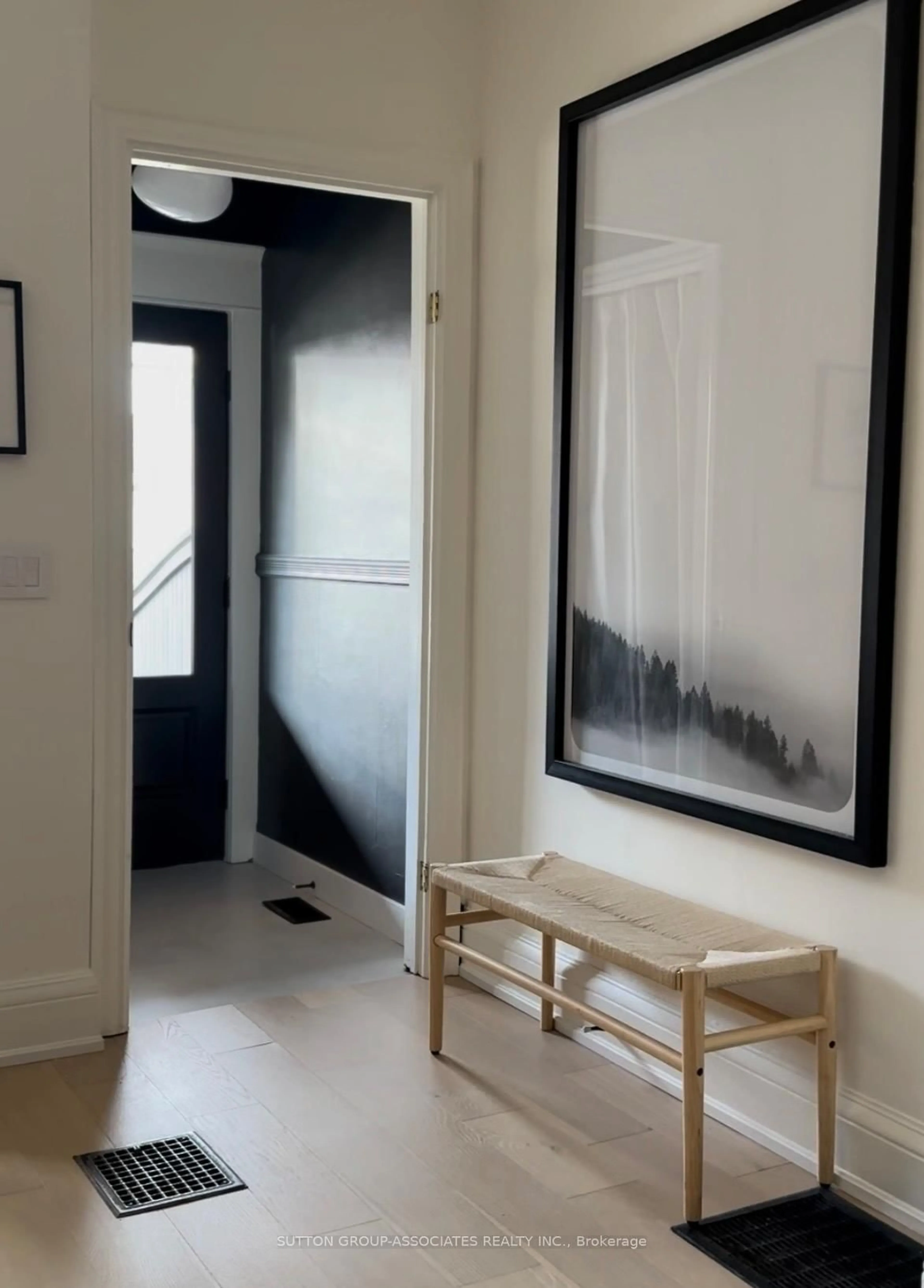 Indoor entryway for 533 Brunswick Ave, Toronto Ontario M5R 2Z6