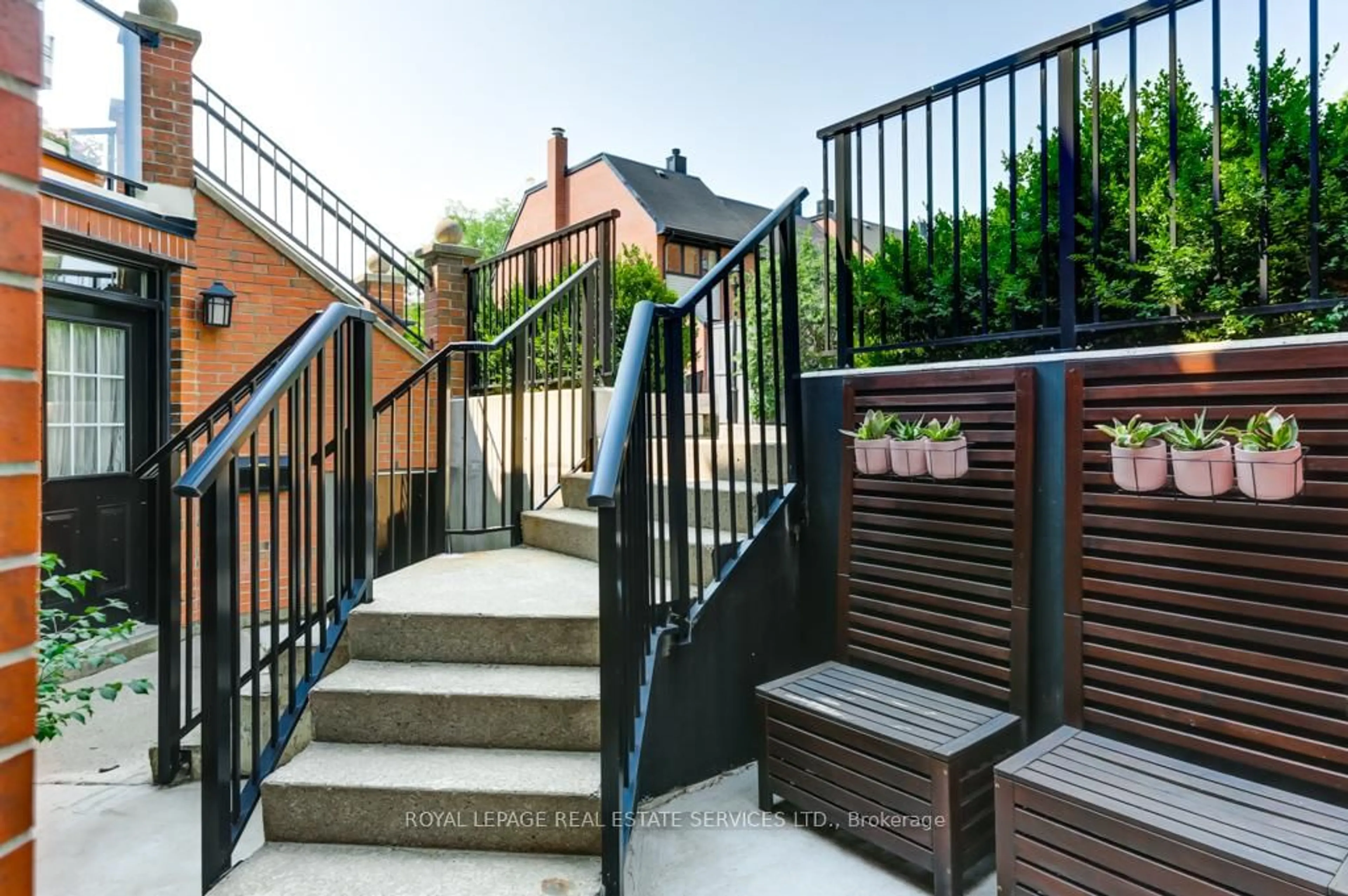 Patio, street for 570 Wellington St #6B, Toronto Ontario M5V 2X5