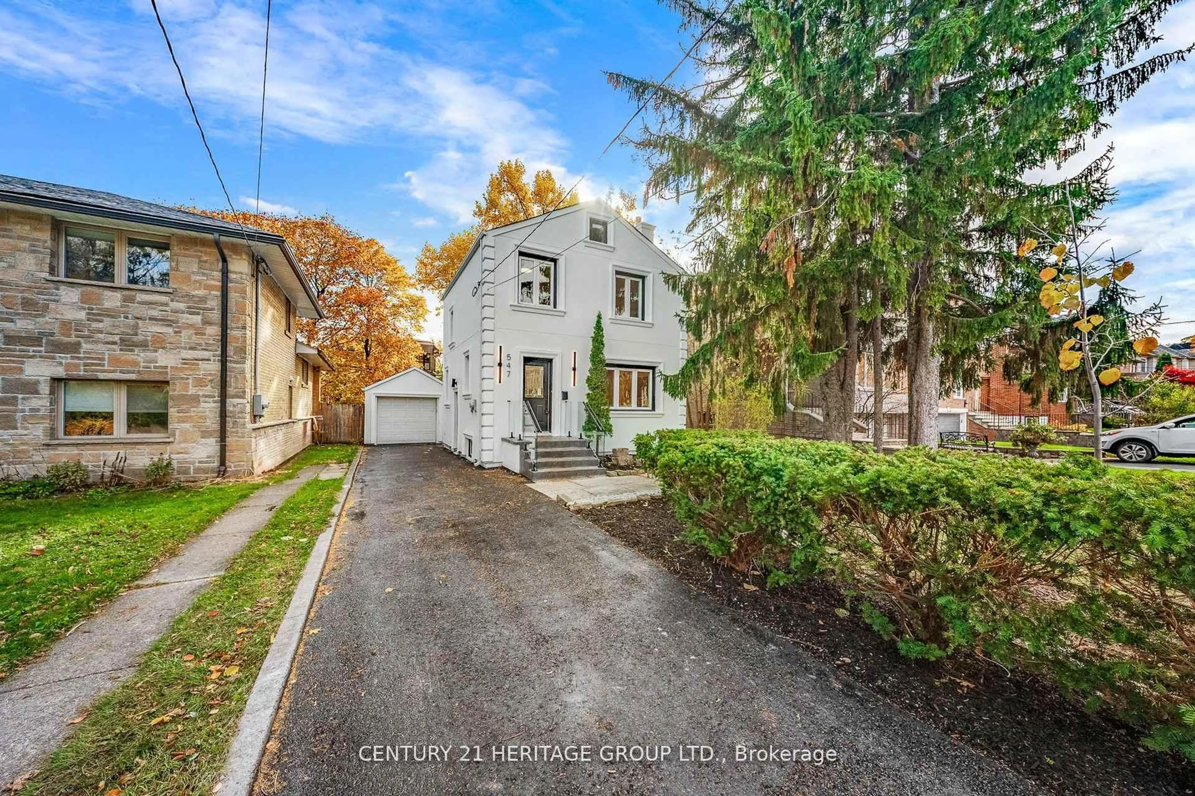 A pic from outside/outdoor area/front of a property/back of a property/a pic from drone, street for 547 Melrose Ave, Toronto Ontario M5M 2A4