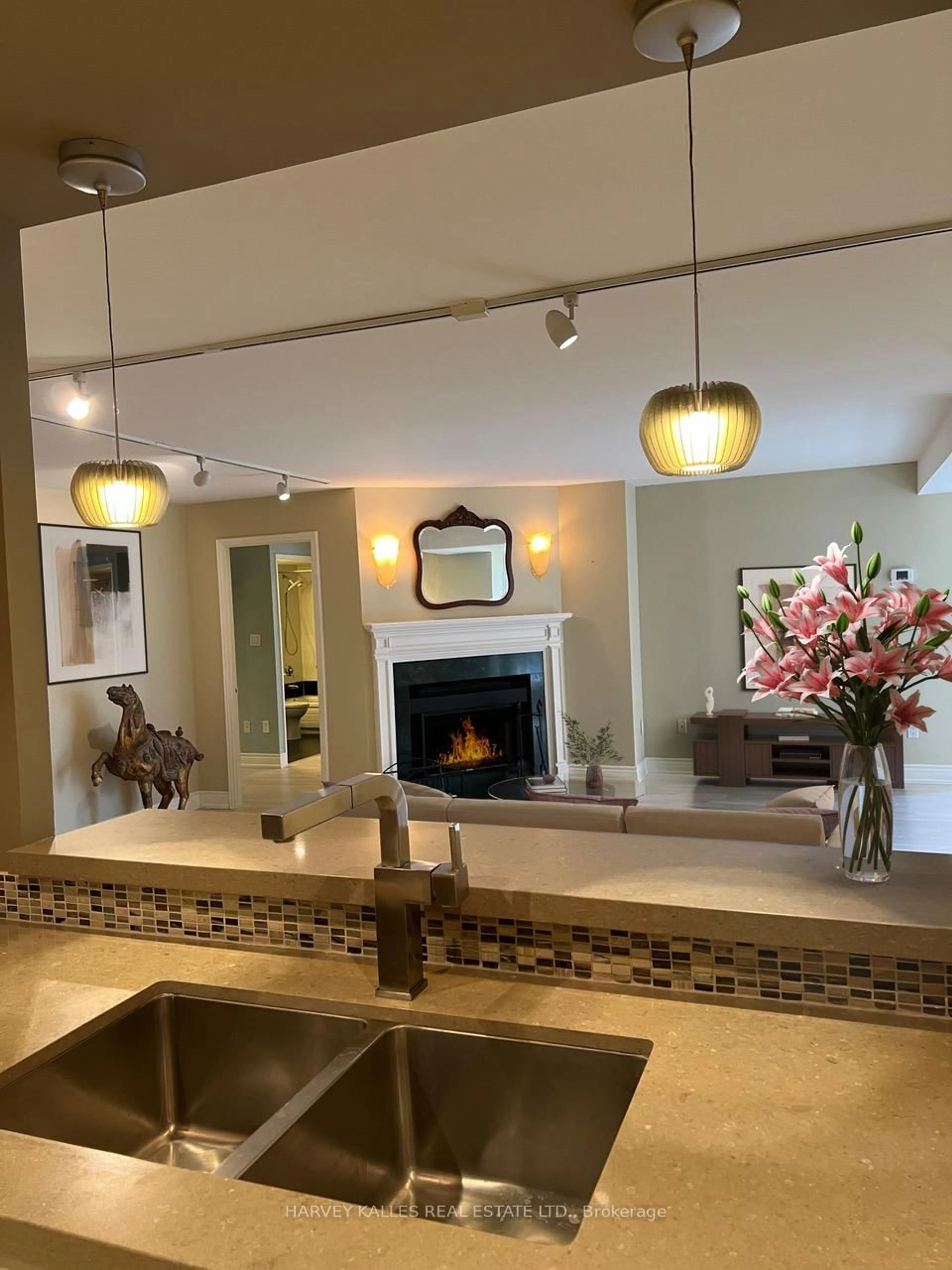 Open concept kitchen, ceramic/tile floor for 225 Davenport Rd #511, Toronto Ontario M5R 3R2