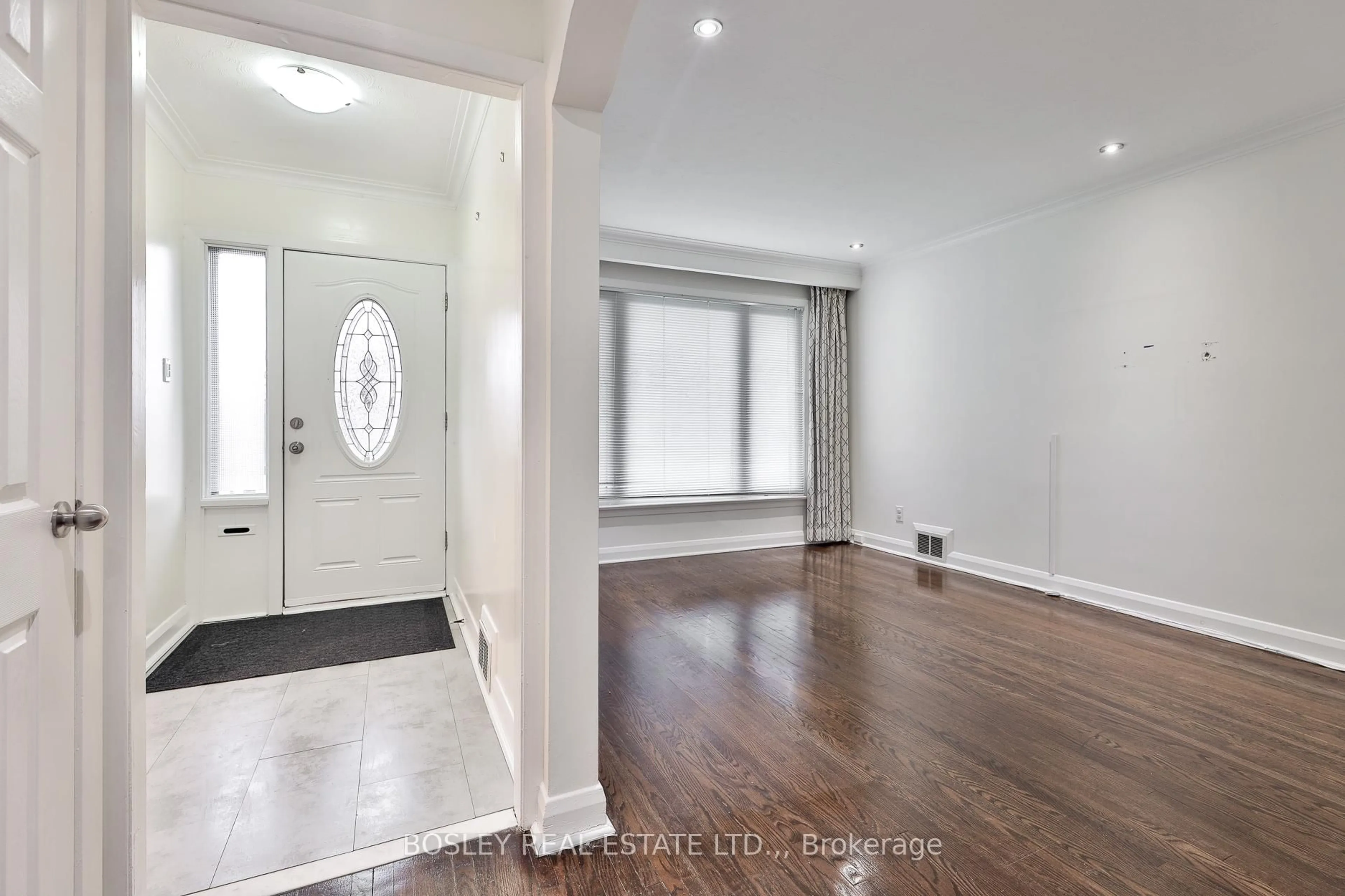 Indoor entryway for 136 Regina Ave, Toronto Ontario M6A 1R7