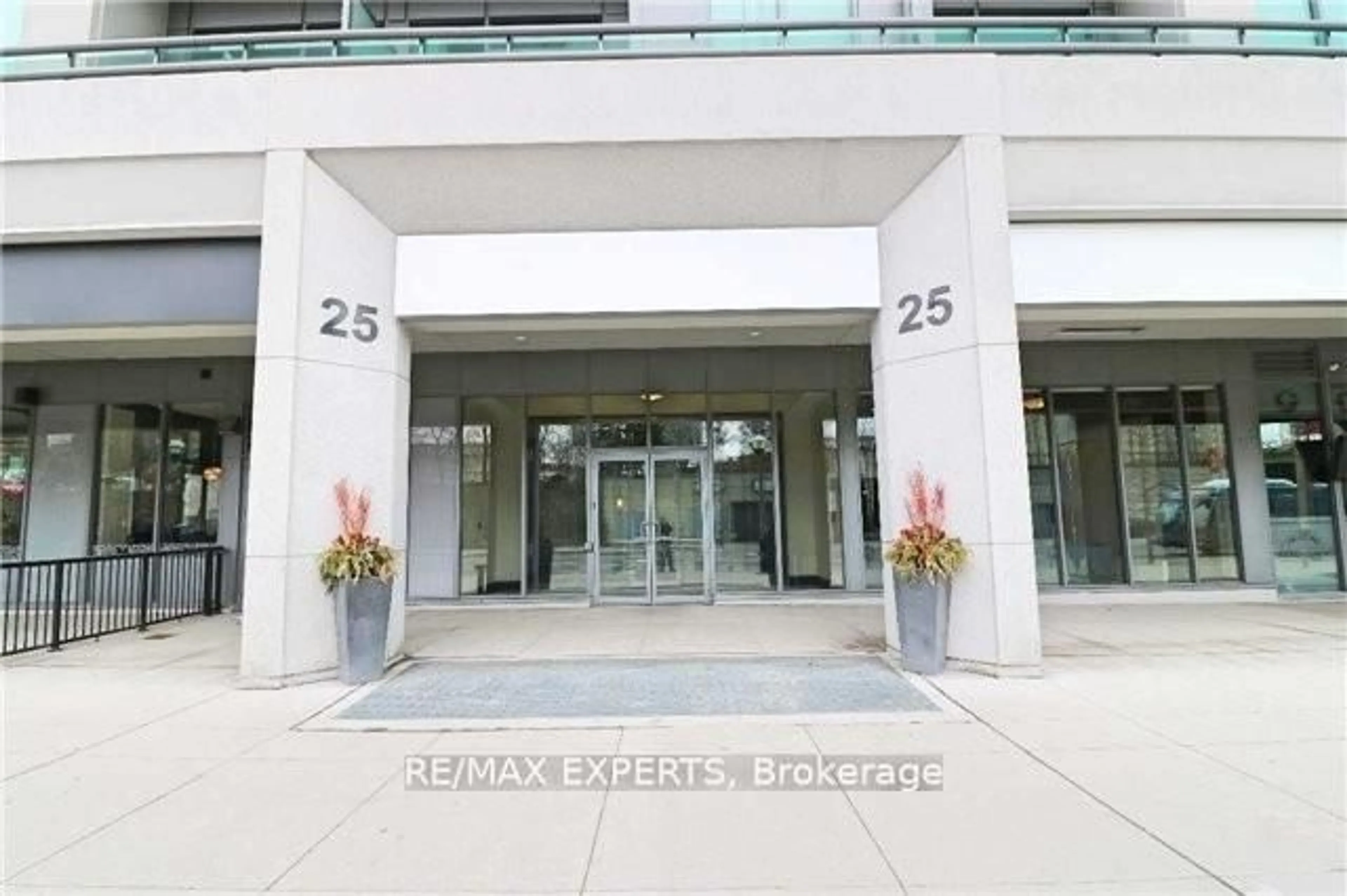 Indoor foyer for 25 Lower Simcoe St #728, Toronto Ontario M5J 3A1