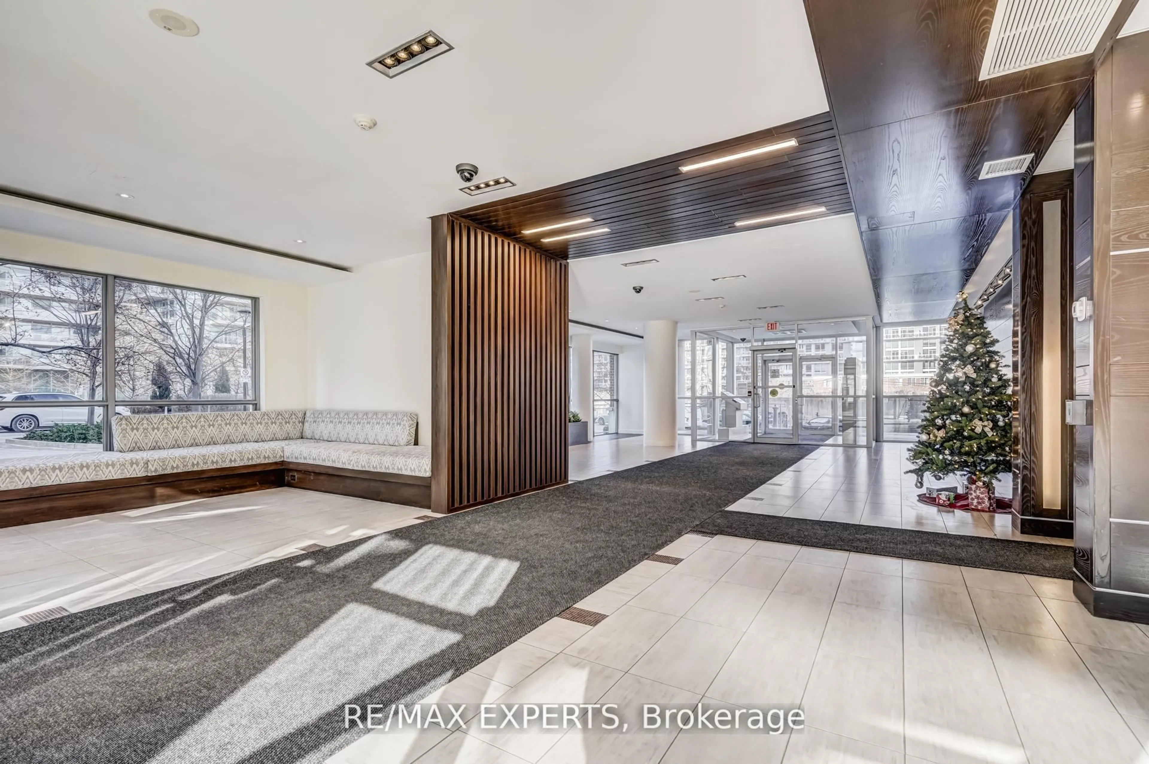 Indoor foyer for 80 Western Battery Rd #801, Toronto Ontario M6K 3S1